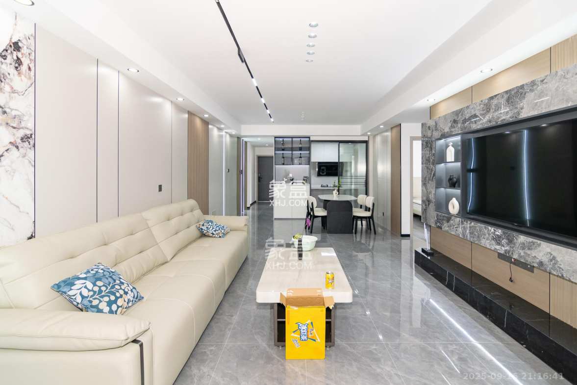 润和紫郡一期 3室2厅2卫 83.8万 润和紫郡一期 3室2厅2卫 83.8万客厅