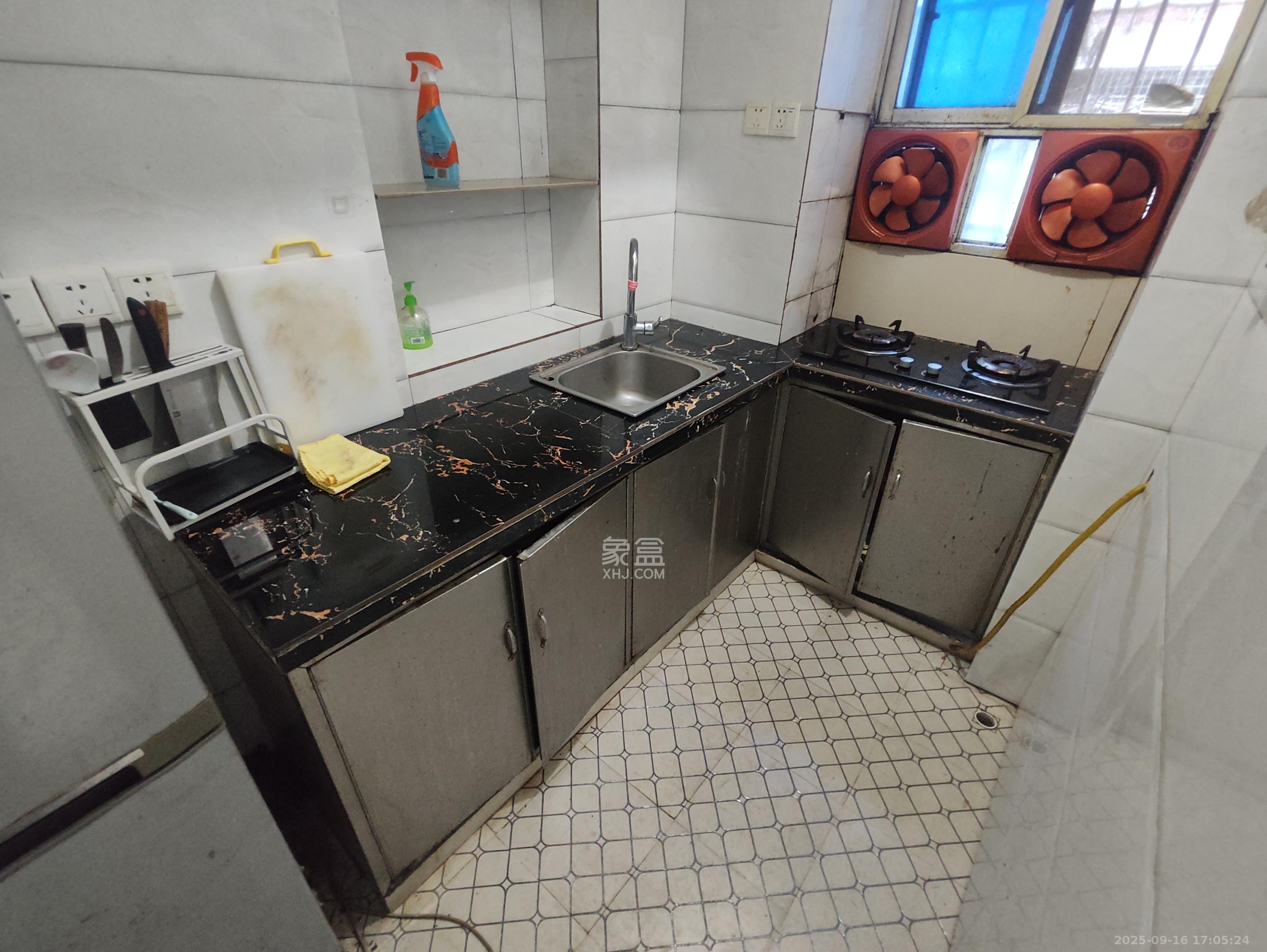 红花坡社区 3室2厅1卫 1350.0元/月 红花坡社区 3室2厅1卫 1350.0元/月室内图