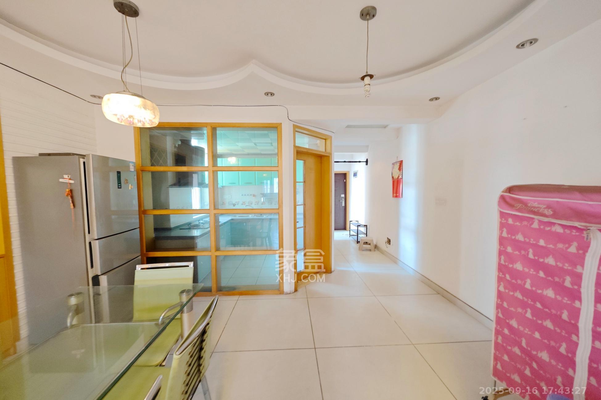 嘉盛华庭（一期、二期、三期）  3室2厅1卫    80.0万客厅