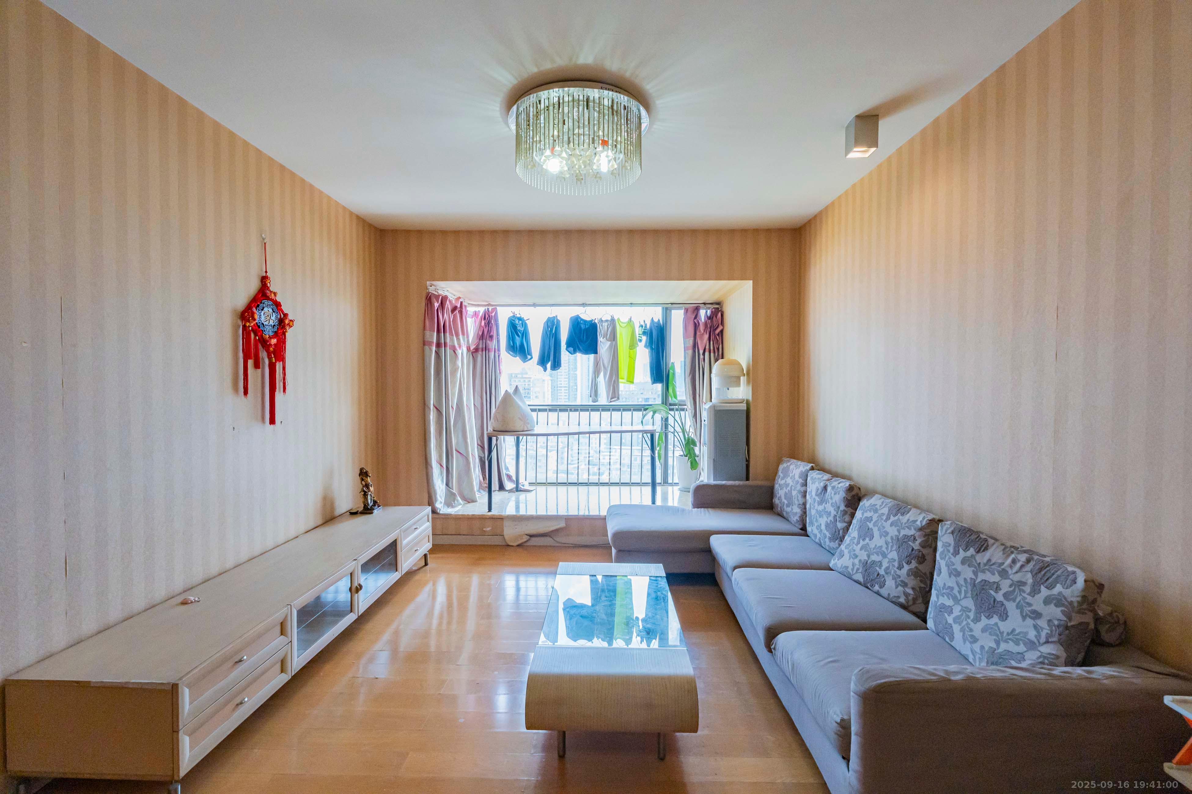 盛世美居荷园 3室2厅2卫 110.0万 盛世美居荷园 3室2厅2卫 110.0万客厅