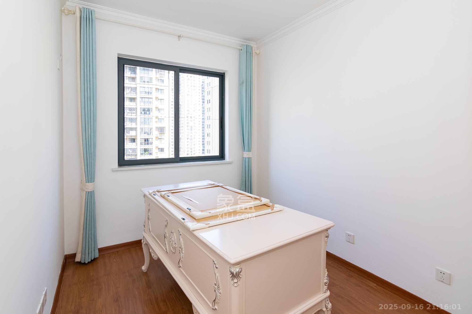 荣盛岳麓峰景 4室2厅2卫 82.0万 荣盛岳麓峰景 4室2厅2卫 82.0万卧室