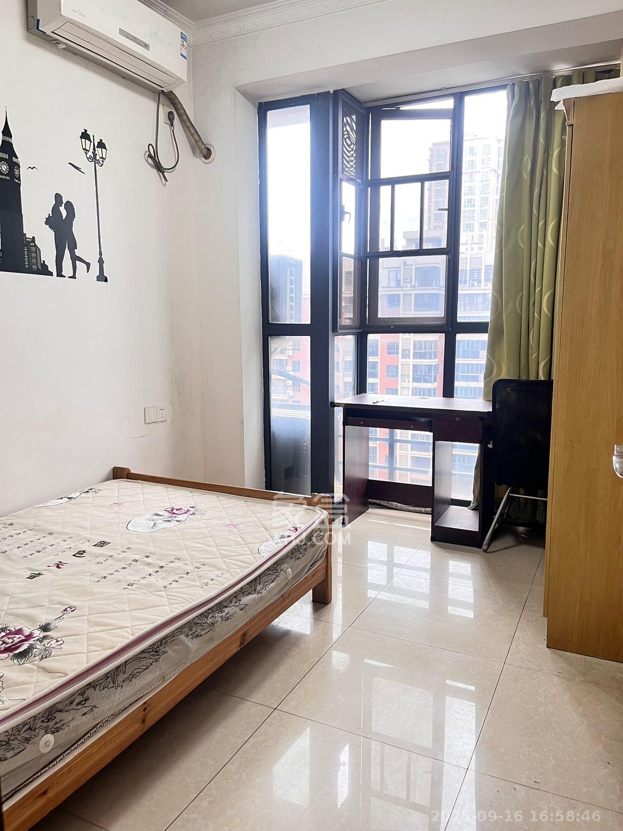 恒生碧水龙庭  3室2厅1卫    1800.0元/月室内图