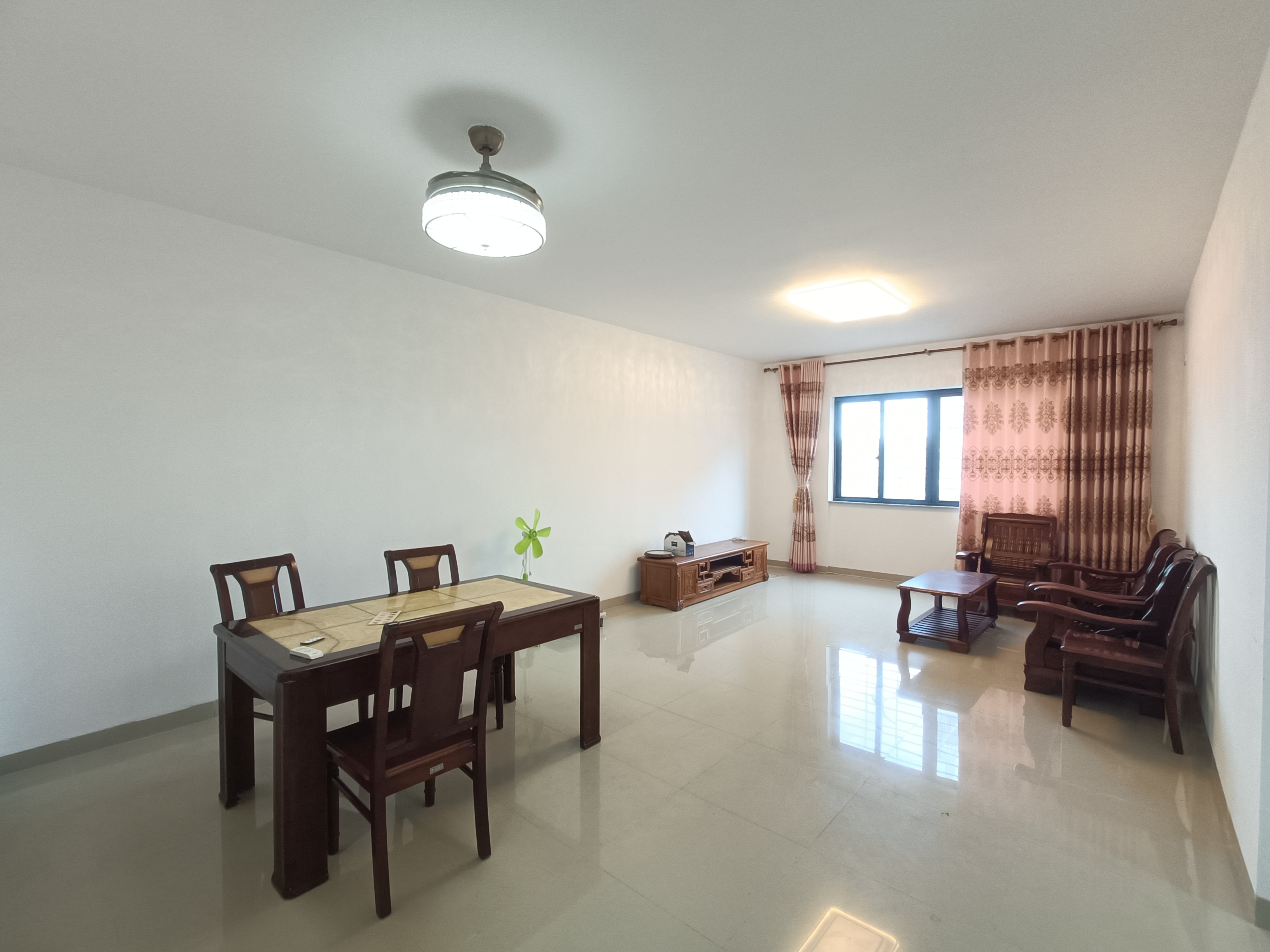 滨涯小区一期(滨涯村一区) 4室2厅2卫 2800.0元/月 滨涯小区一期(滨涯村一区) 4室2厅2卫 2800.0元/月室内图