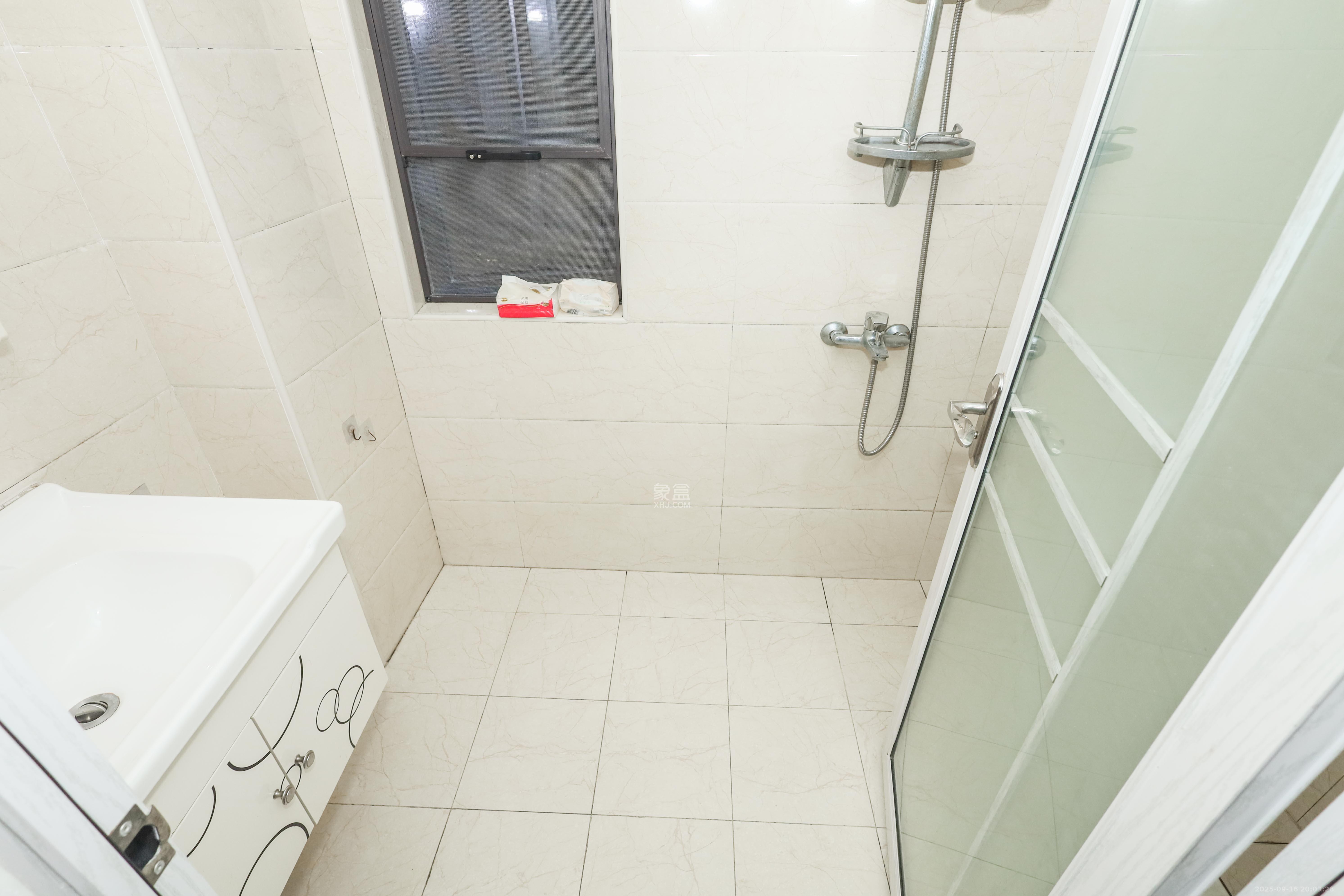 中国铁建梅溪青秀二期  4室2厅2卫    142.0万卫生间