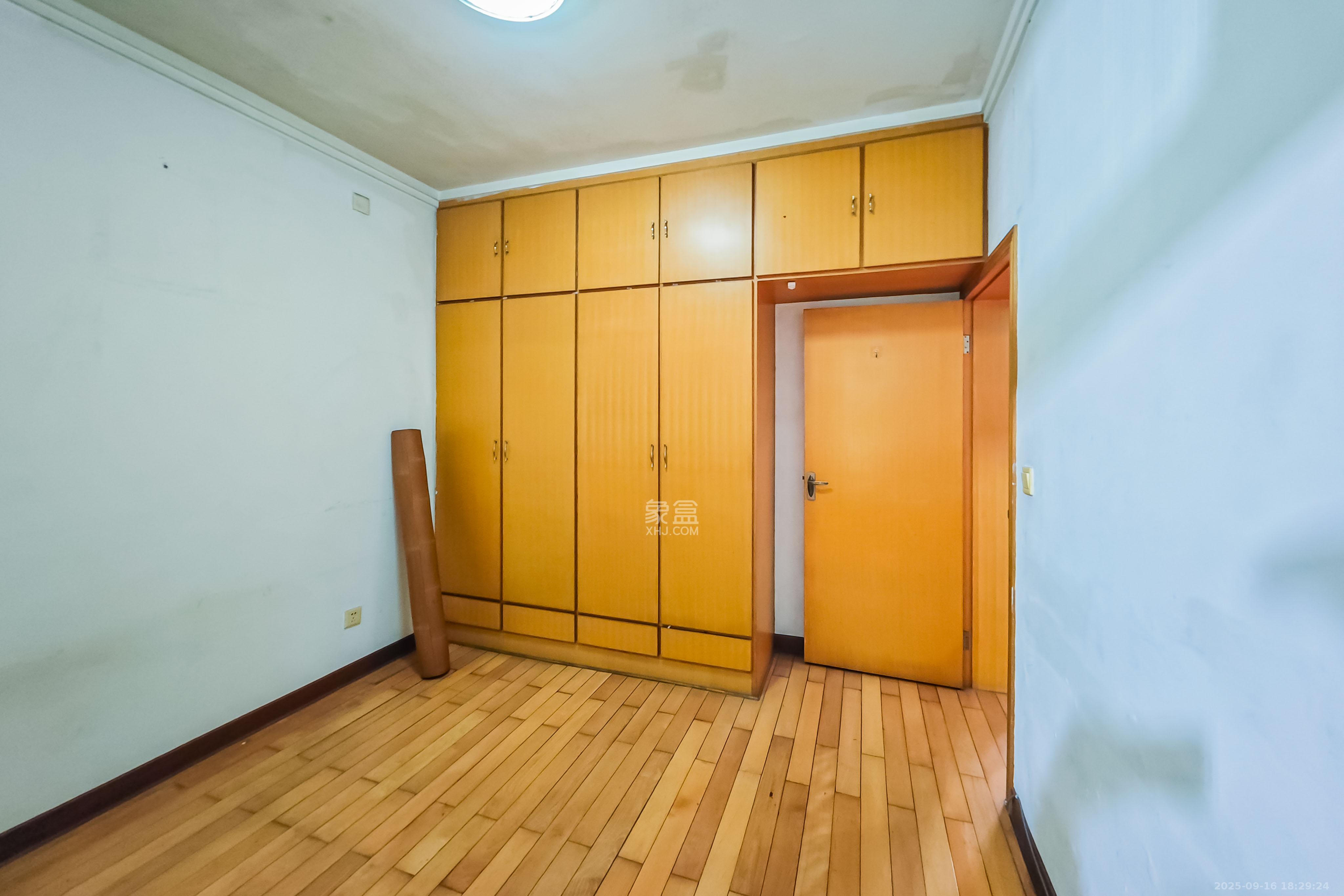 中南家园  3室2厅1卫    48.0万卧室