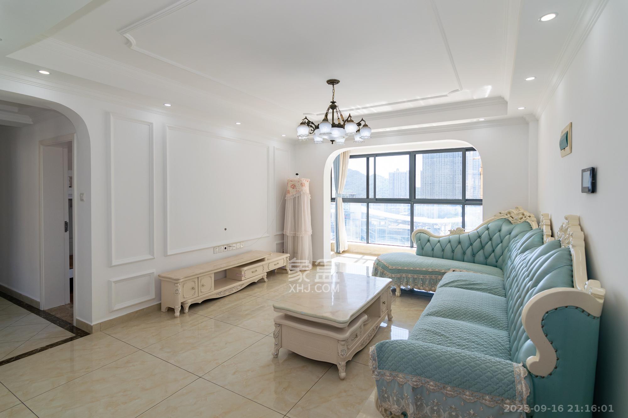 荣盛岳麓峰景 4室2厅2卫 82.0万 荣盛岳麓峰景 4室2厅2卫 82.0万客厅