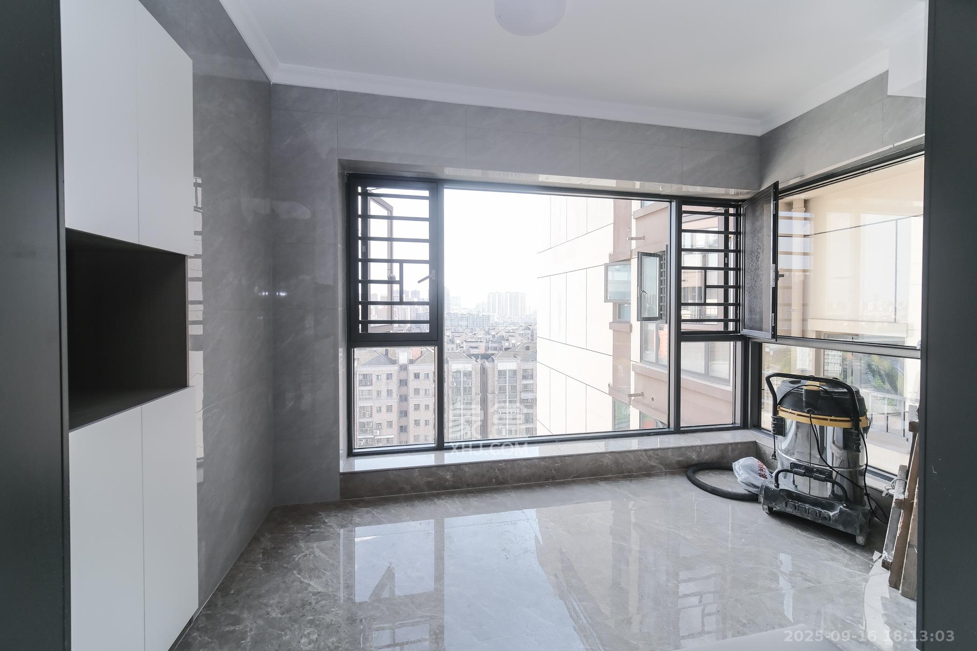 荣盛城 3室2厅2卫 89.0万 荣盛城 3室2厅2卫 89.0万阳台