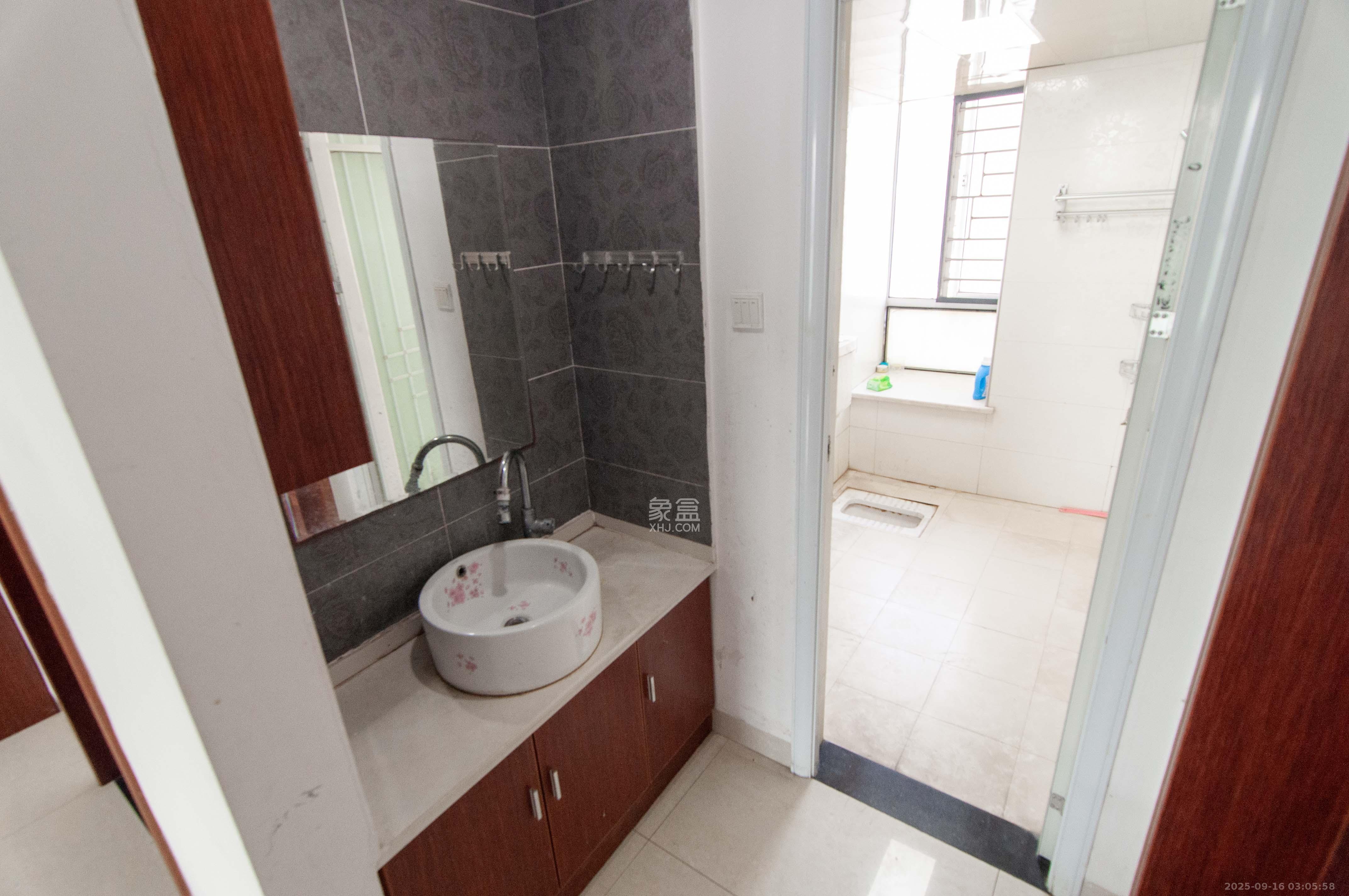 湘麓国际 3室2厅2卫 130.0万 湘麓国际 3室2厅2卫 130.0万卫生间