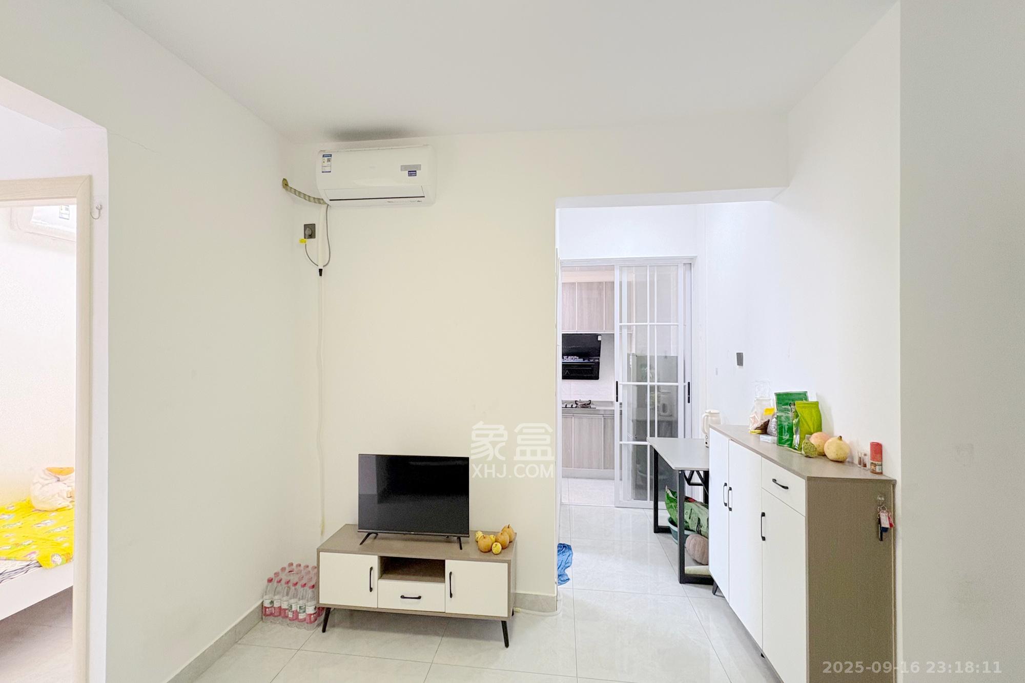 韭菜园嘉苑  2室1厅1卫    71.8万客厅