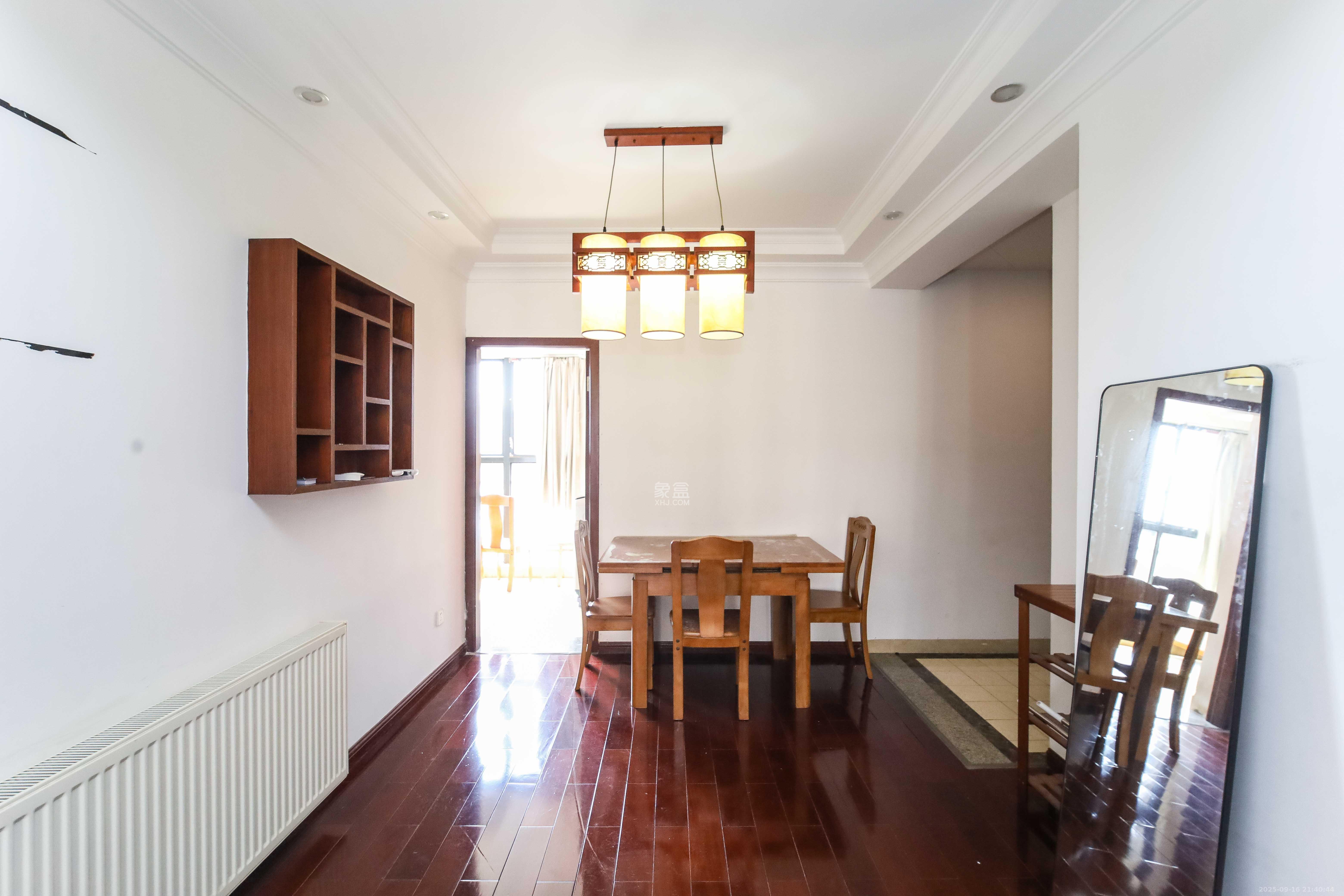 百纳广场(百纳公寓) 3室2厅2卫 122.0万 百纳广场(百纳公寓) 3室2厅2卫 122.0万客厅