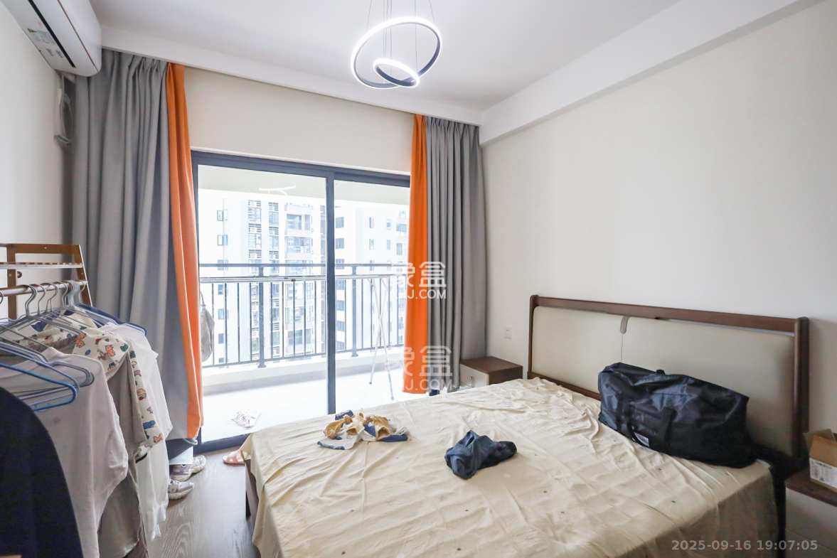 滨江府1913 4室2厅2卫 248.0万 滨江府1913 4室2厅2卫 248.0万卧室