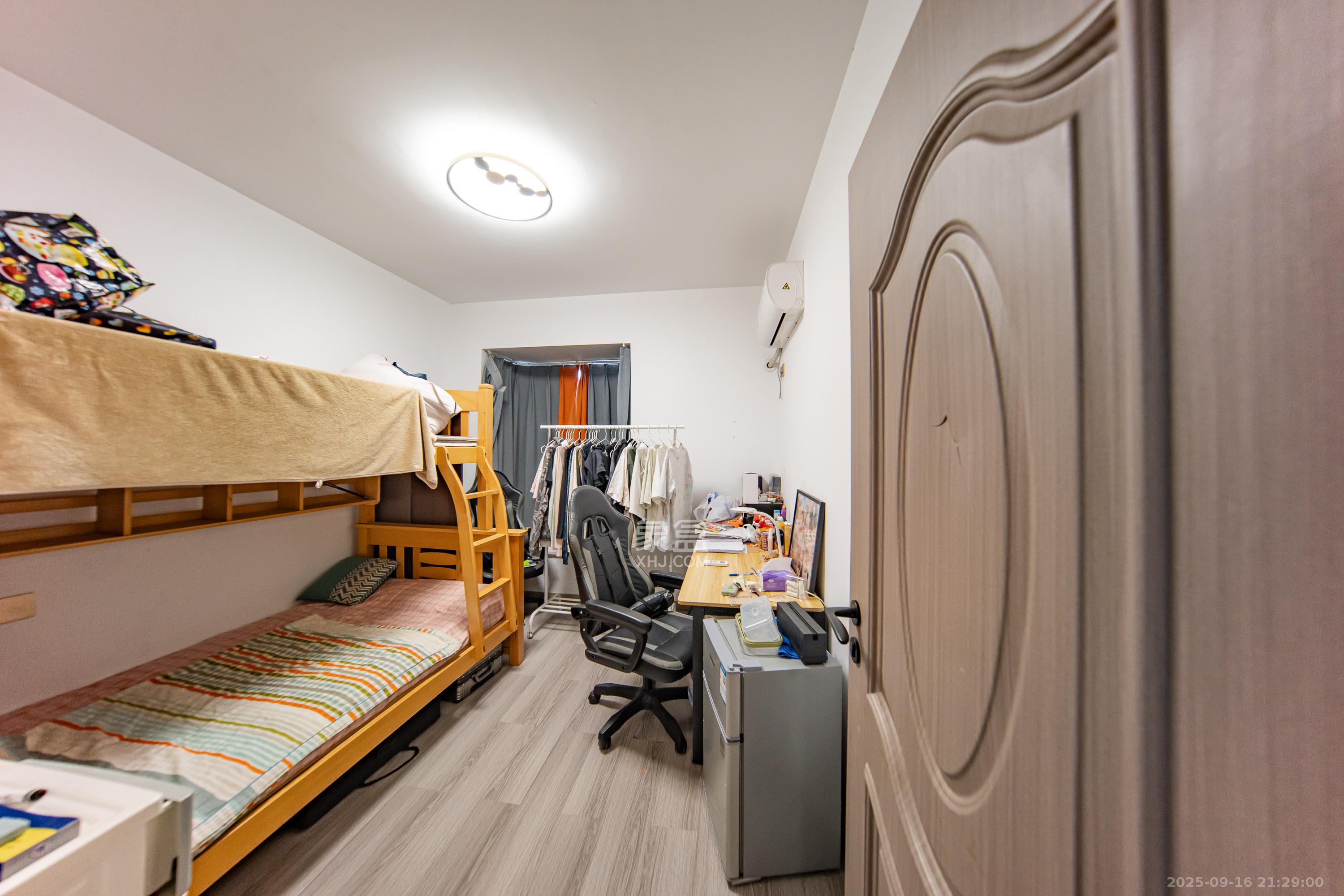 惟泽园  3室2厅2卫    85.0万卧室