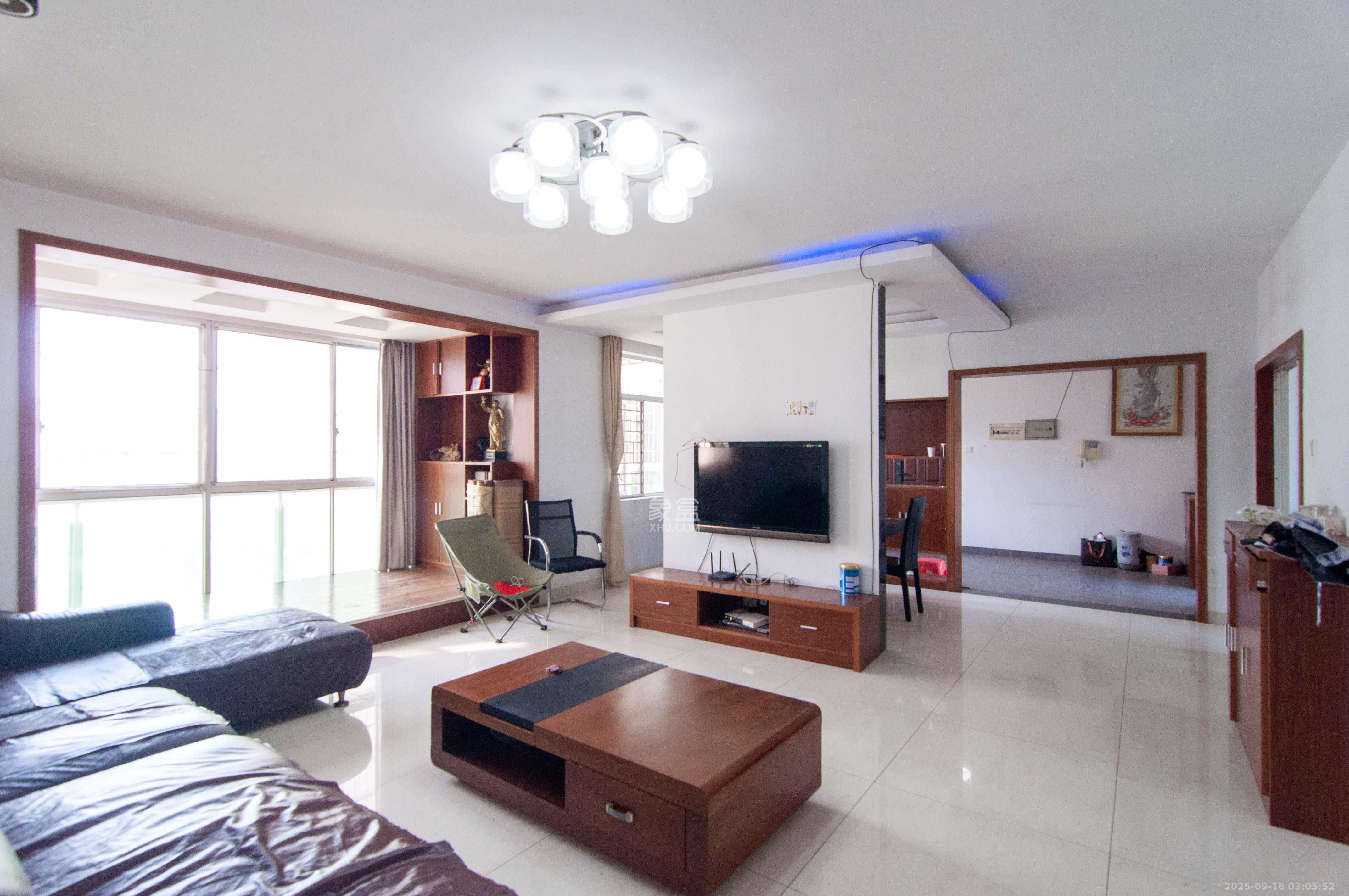 湘麓国际 3室2厅2卫 130.0万 湘麓国际 3室2厅2卫 130.0万客厅