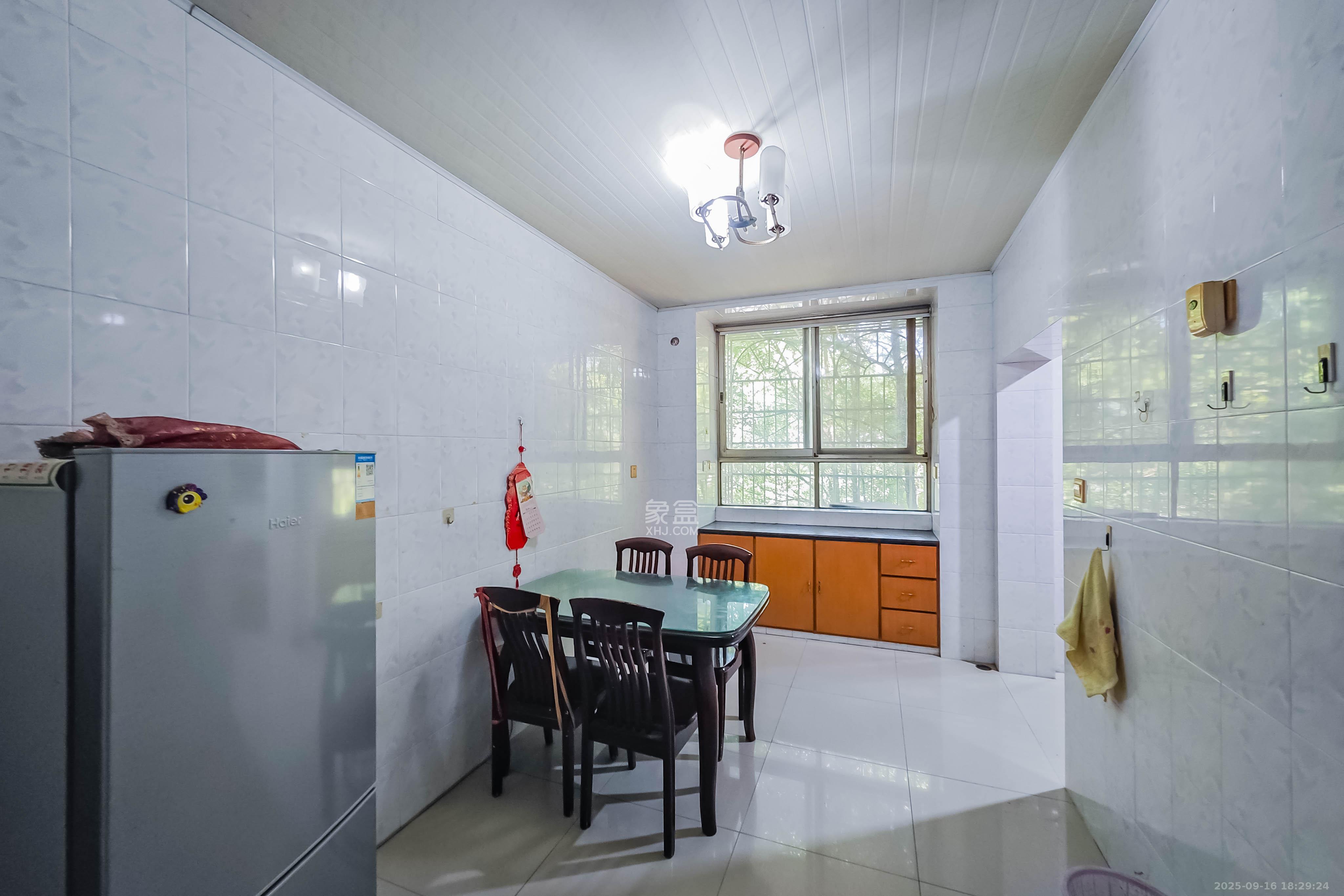 中南家园  3室2厅1卫    48.0万客厅