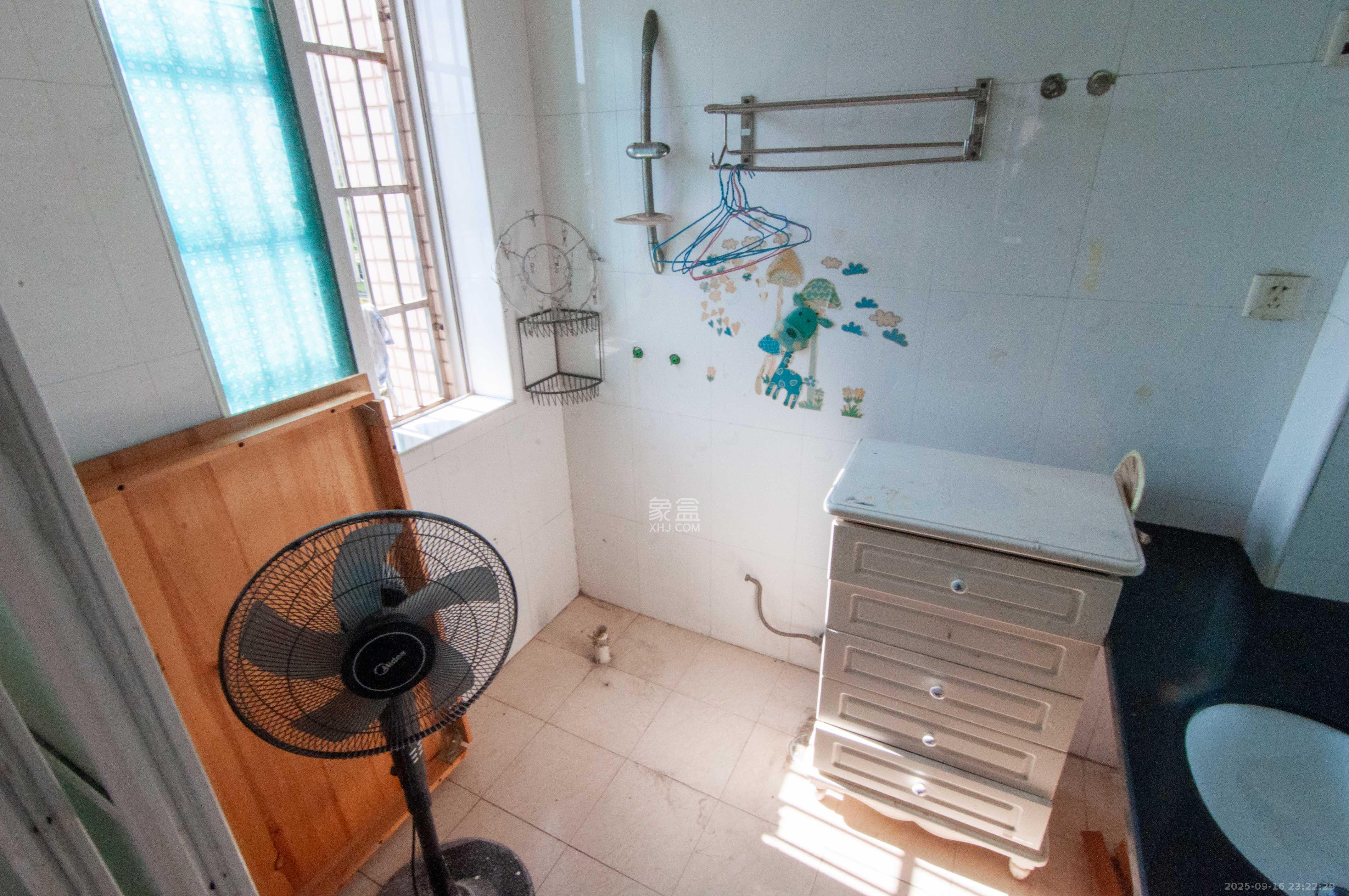 麓谷雅园 3室2厅2卫 66.8万 麓谷雅园 3室2厅2卫 66.8万卫生间