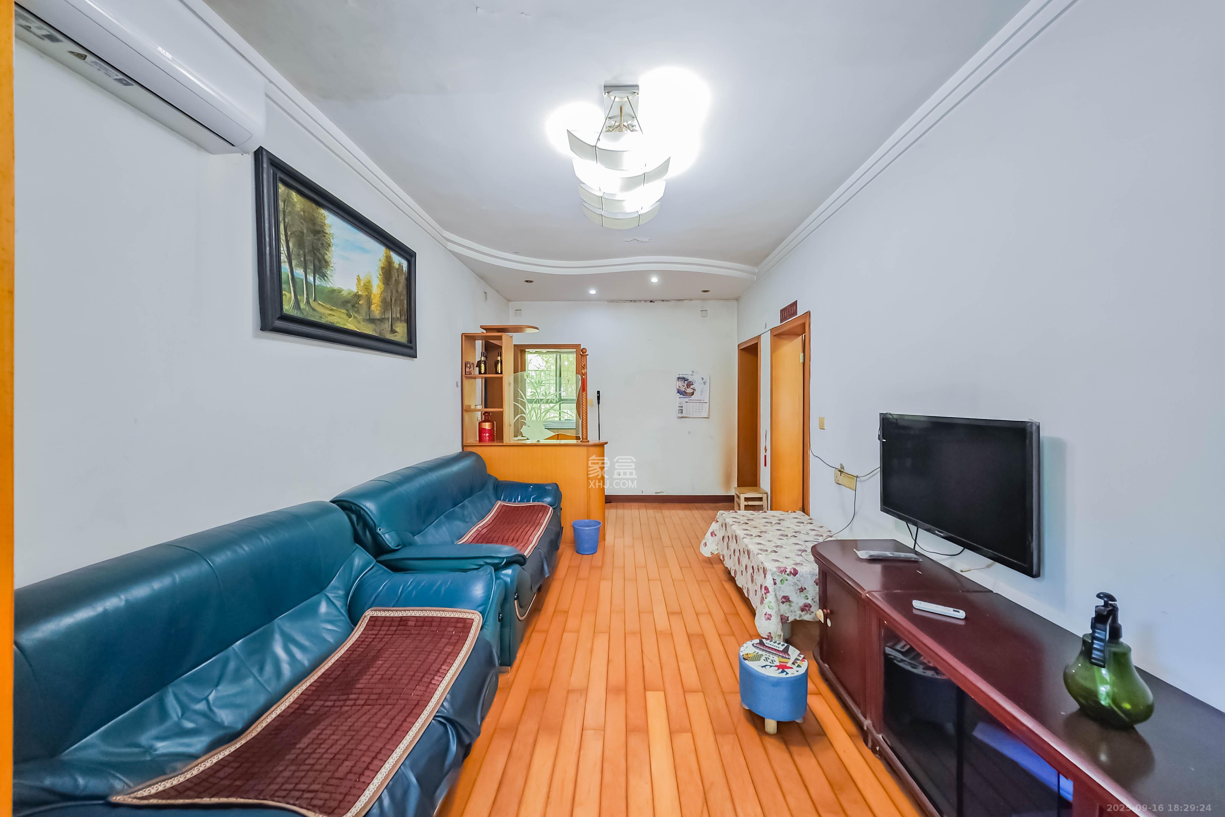 中南家园  3室2厅1卫    48.0万客厅