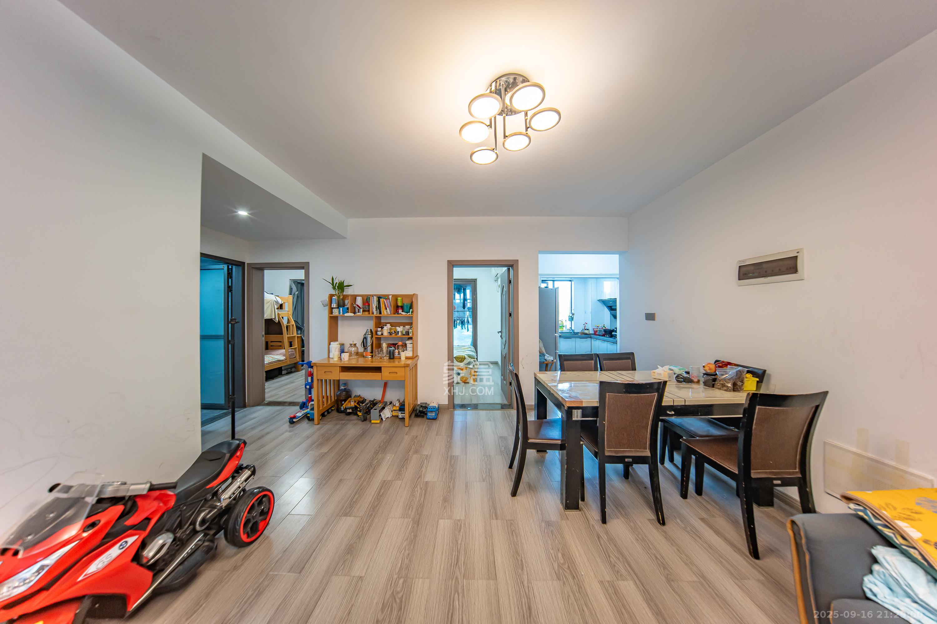 惟泽园  3室2厅2卫    85.0万客厅