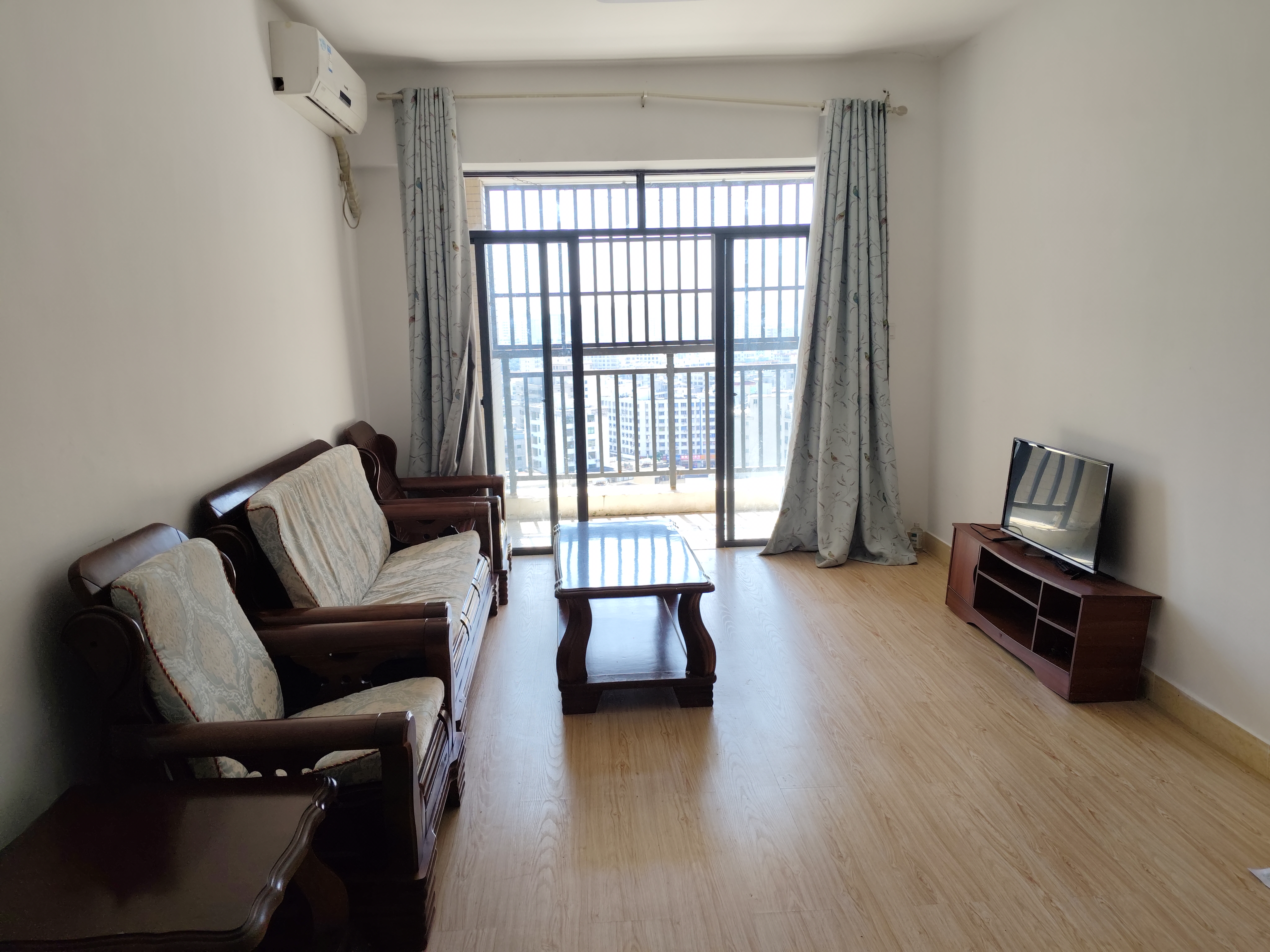 红城湖延长线（别名：滨江华庭）  3室2厅1卫   2300.00元/月室内图