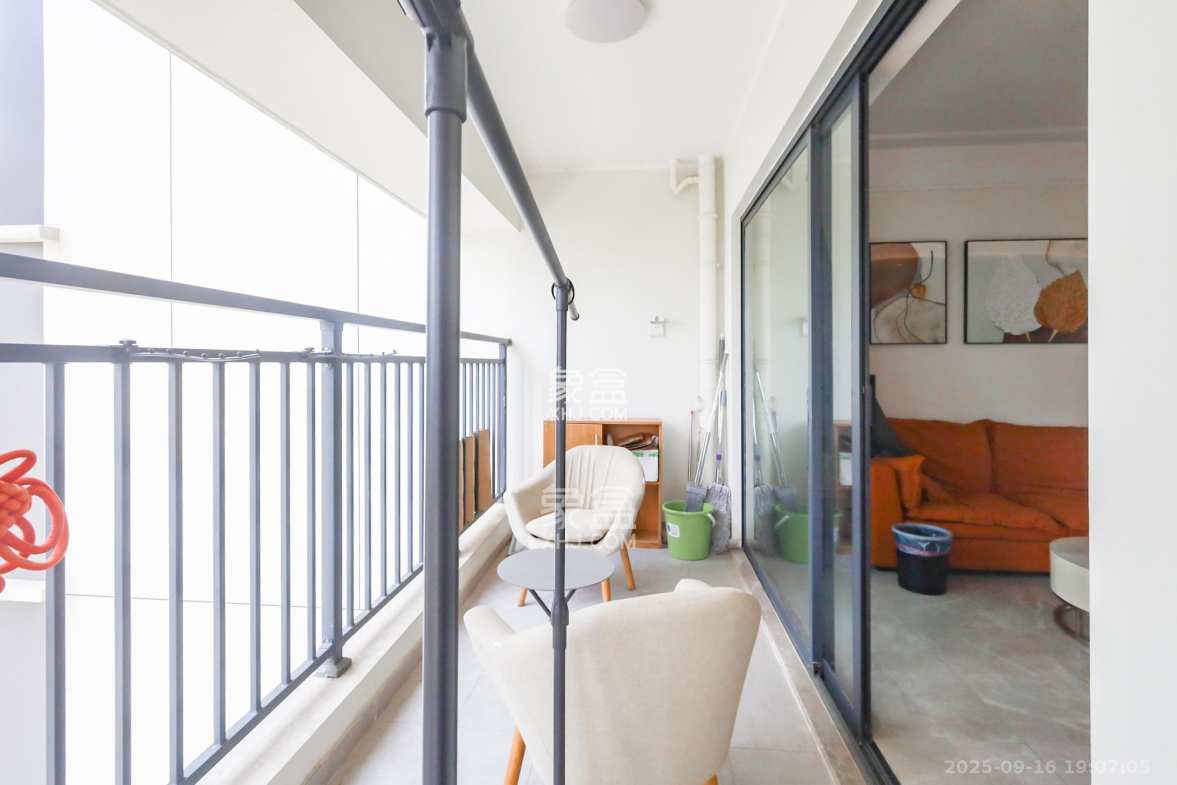 滨江府1913 4室2厅2卫 248.0万 滨江府1913 4室2厅2卫 248.0万阳台