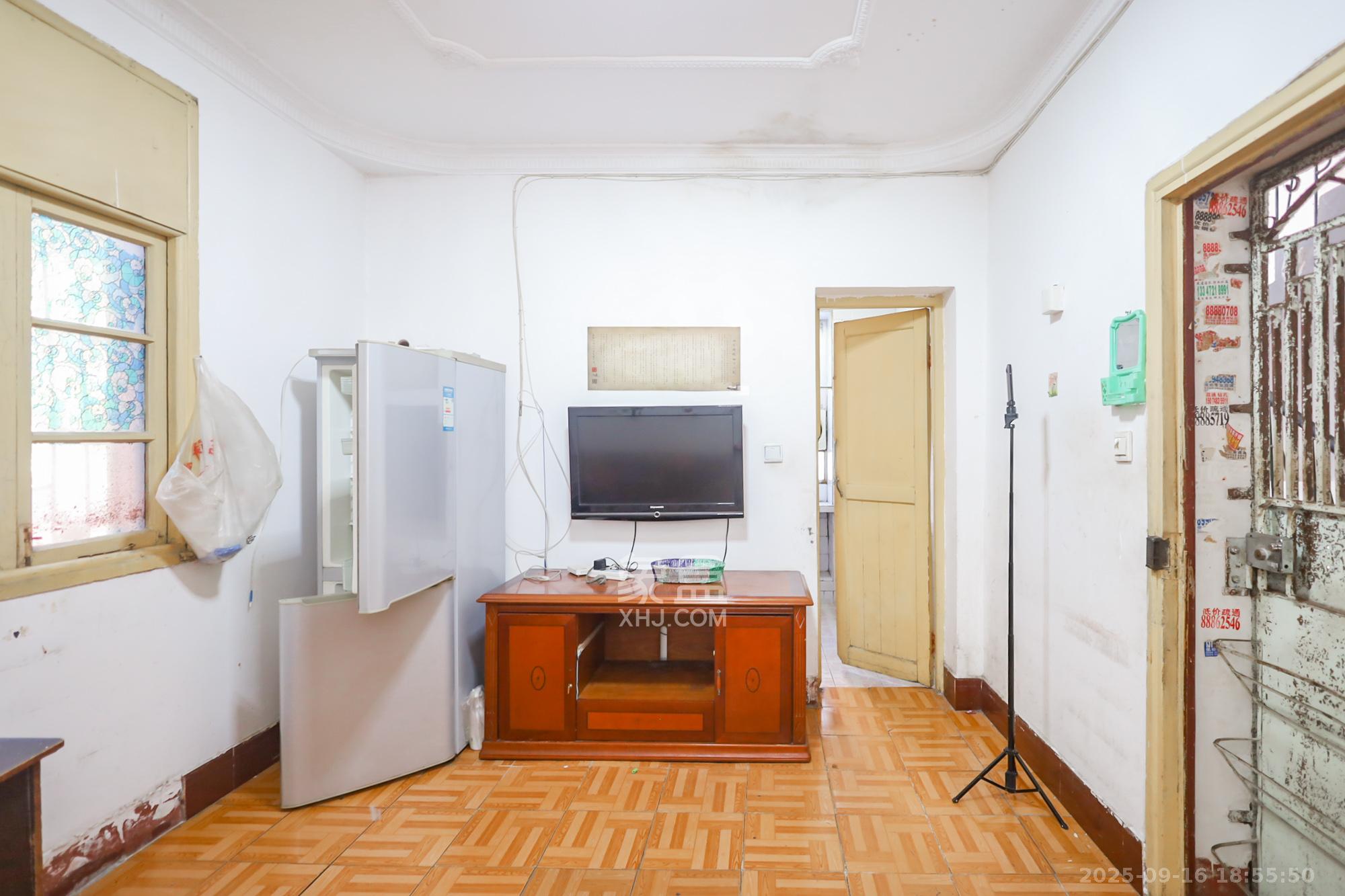 望月湖小区六片(湖中社区六片小区) 1室1厅1卫 42.8万 望月湖小区六片(湖中社区六片小区) 1室1厅1卫 42.8万客厅