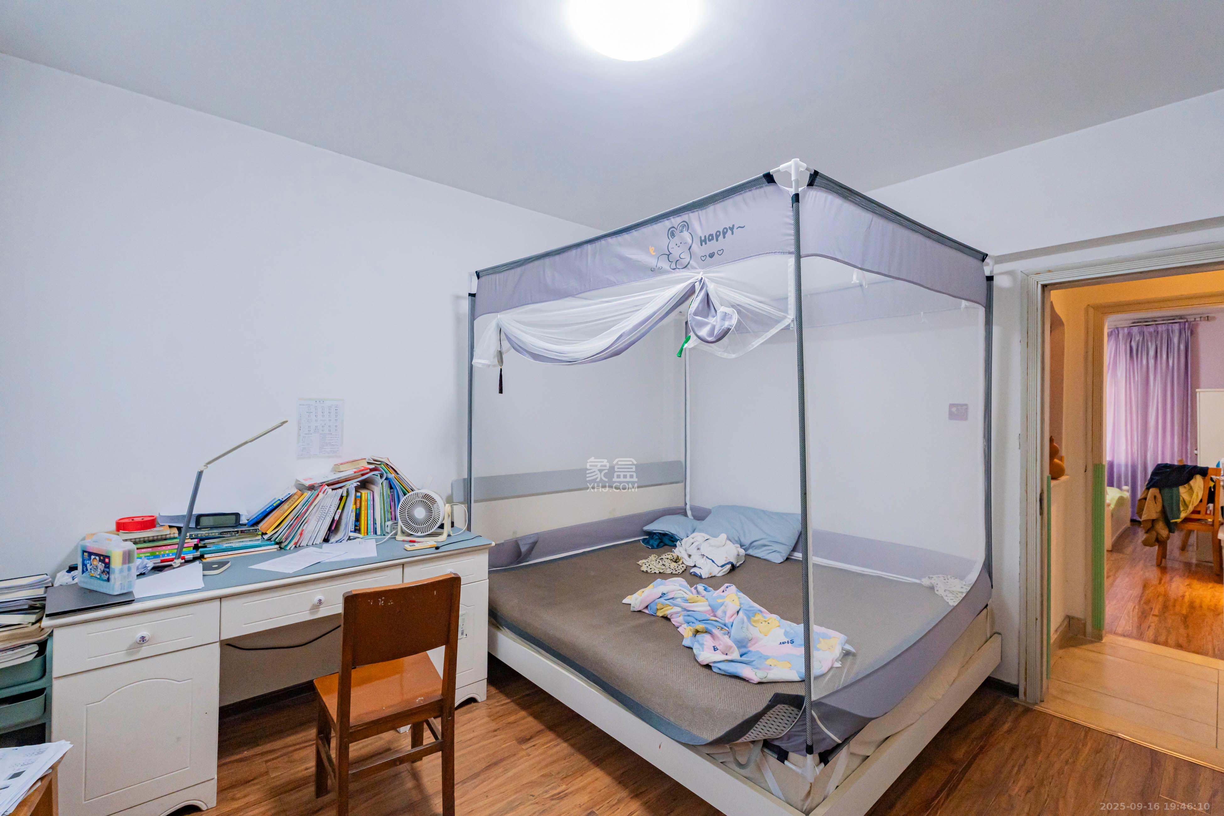 学府华庭 4室2厅2卫 100.0万 学府华庭 4室2厅2卫 100.0万卧室