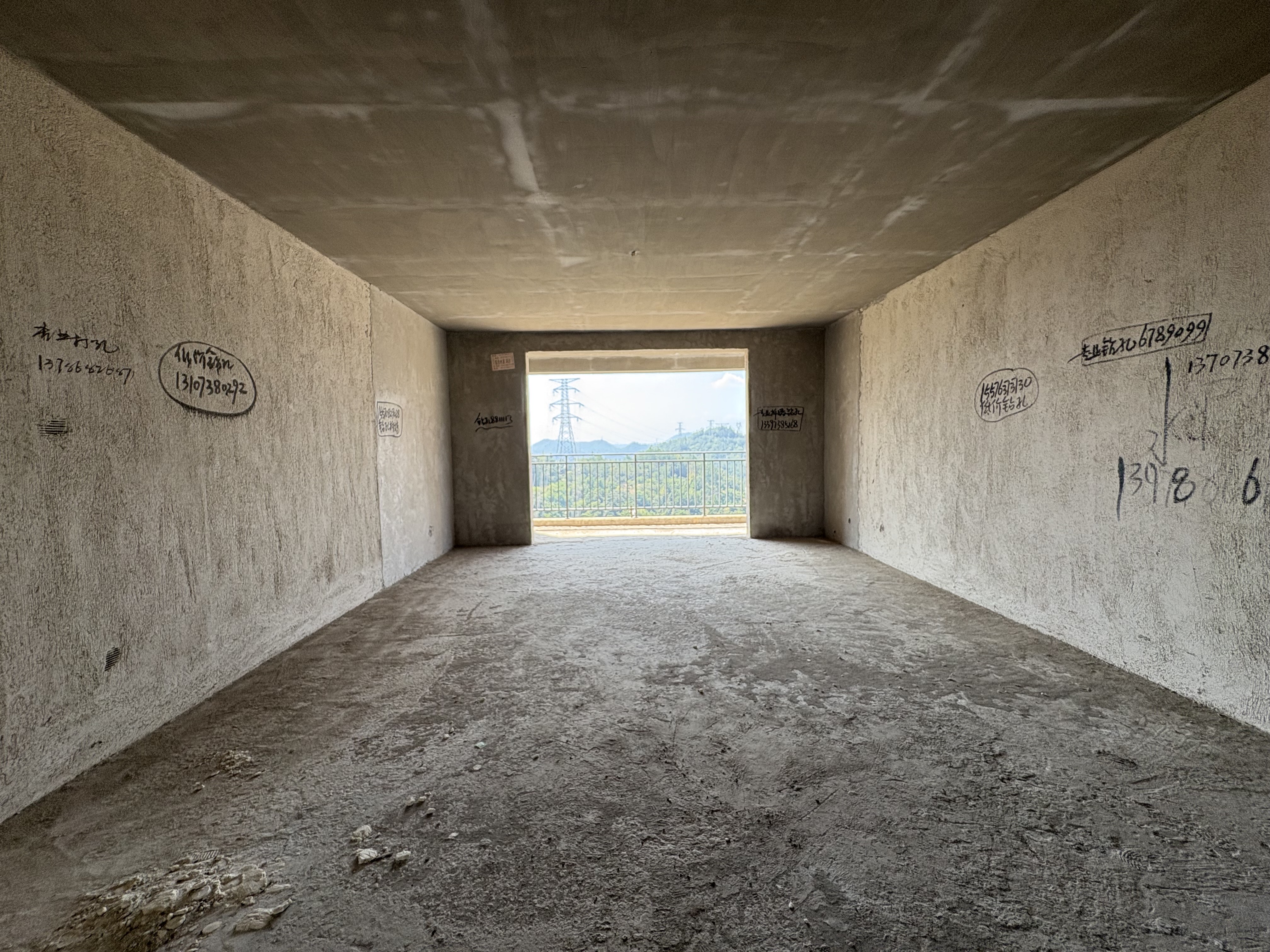 和泰家园 4室2厅2卫 80.0万 和泰家园 4室2厅2卫 80.0万客厅