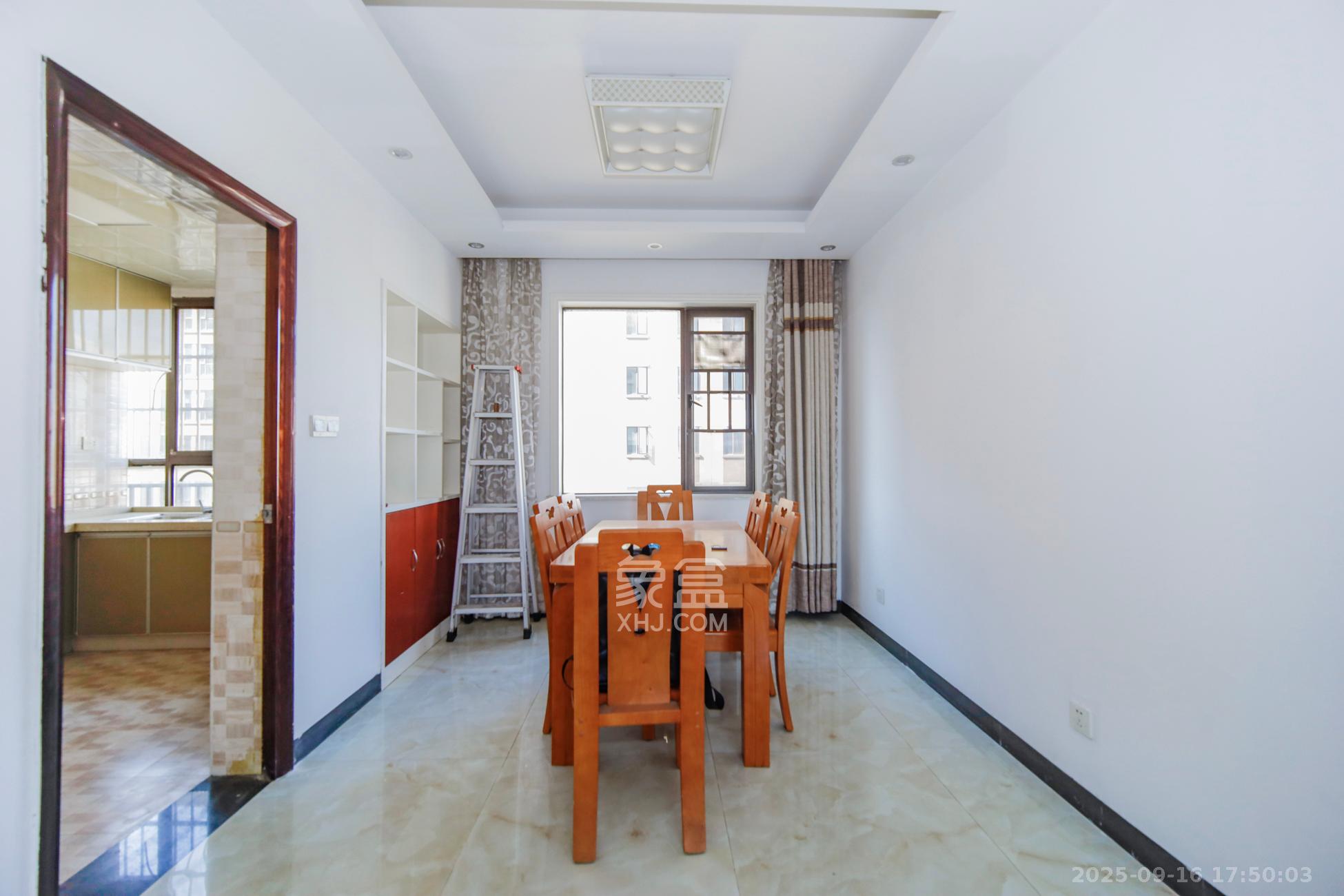 万象美域  4室2厅2卫    92.0万客厅