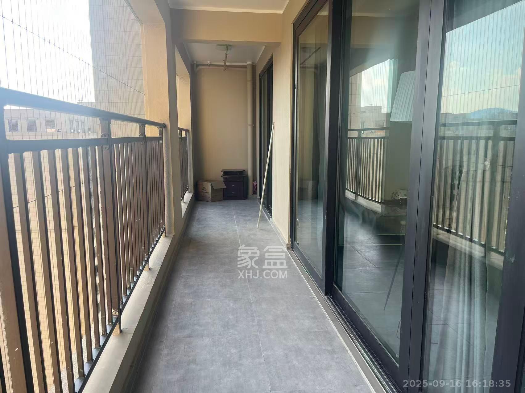 万科滨河道  4室2厅2卫    3200.0元/月室内图