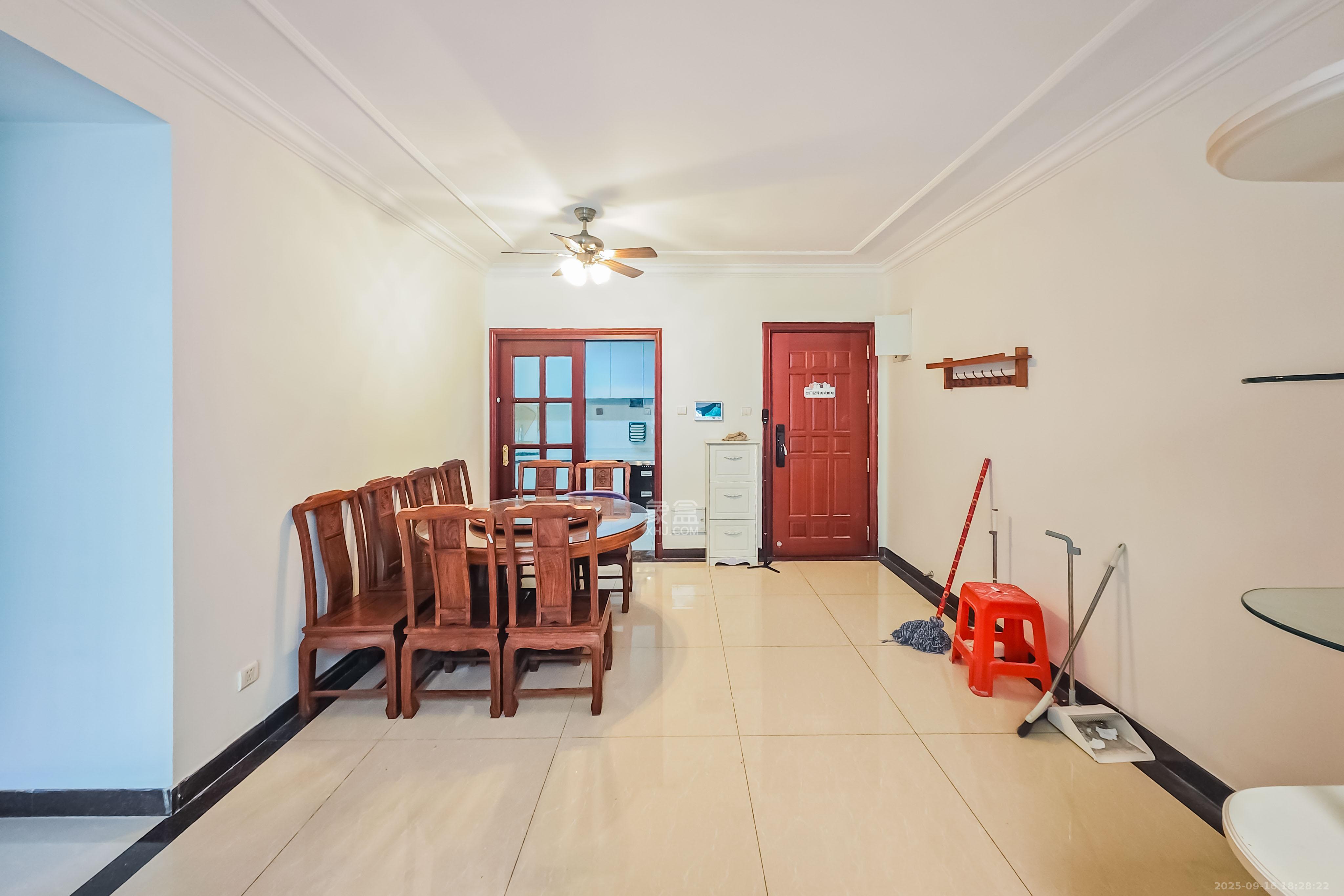 恒大绿洲 3室2厅2卫 119.99万 恒大绿洲 3室2厅2卫 119.99万客厅