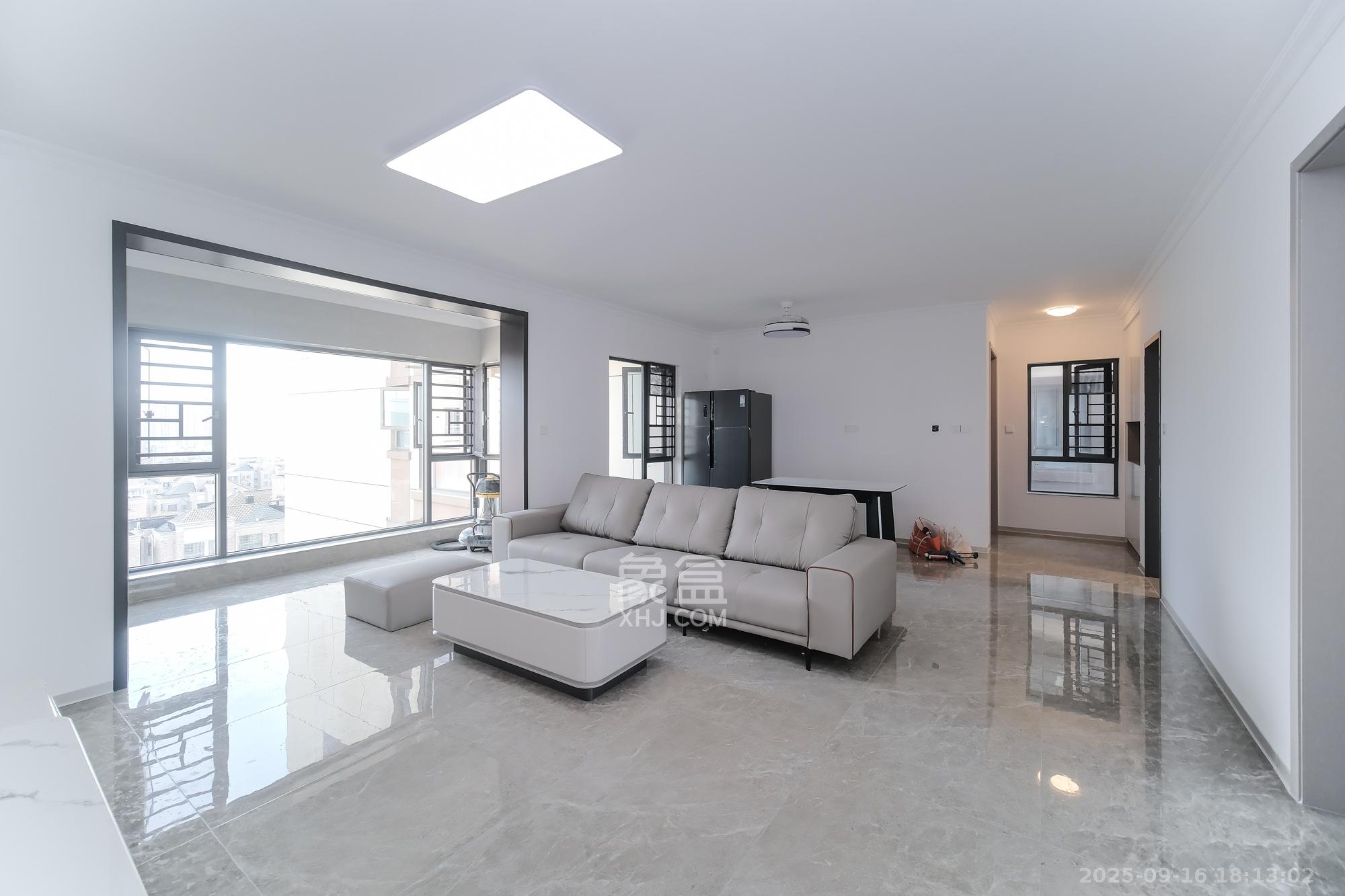 荣盛城 3室2厅2卫 89.0万 荣盛城 3室2厅2卫 89.0万客厅