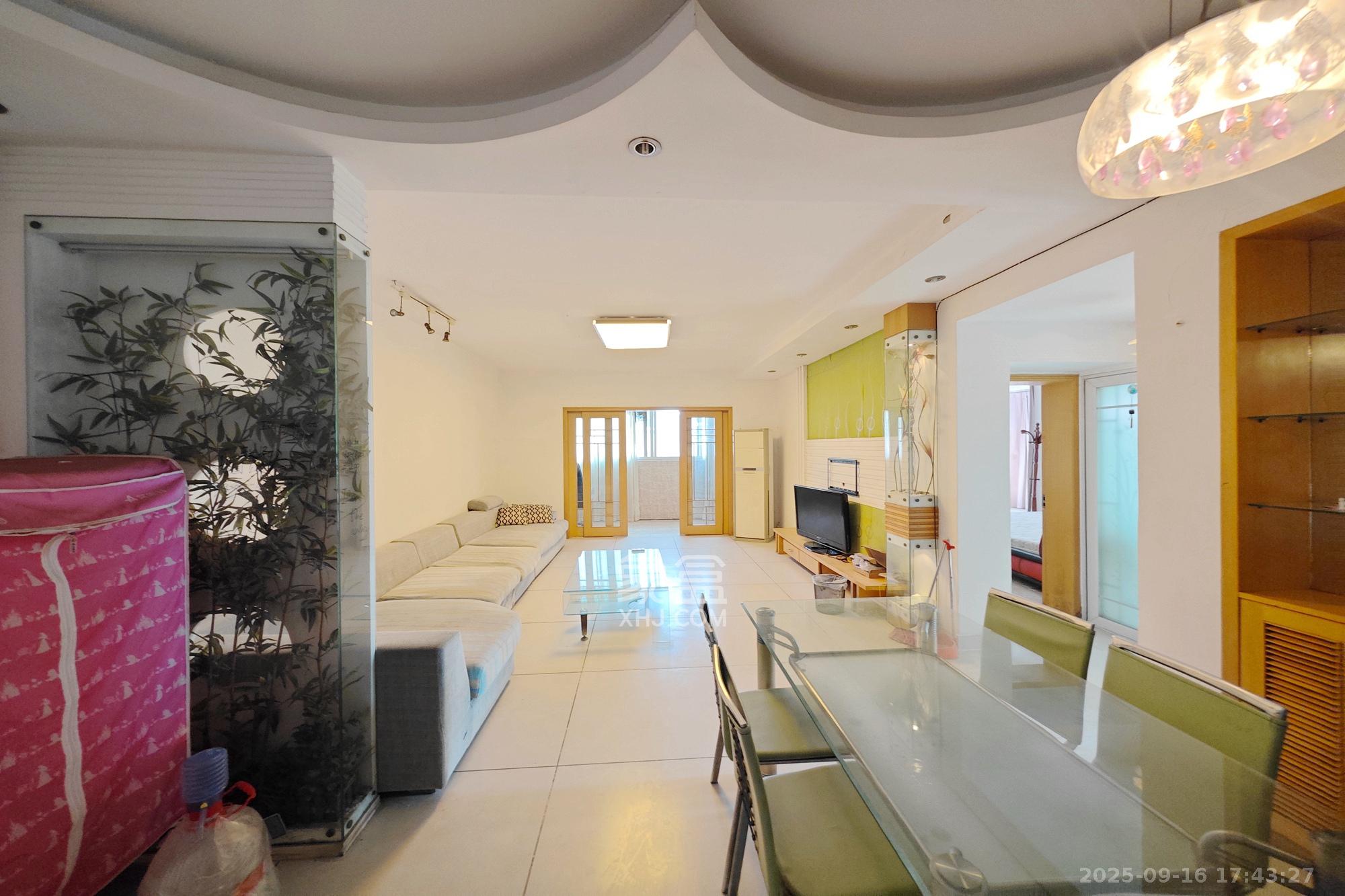 嘉盛华庭（一期、二期、三期）  3室2厅1卫    80.0万客厅