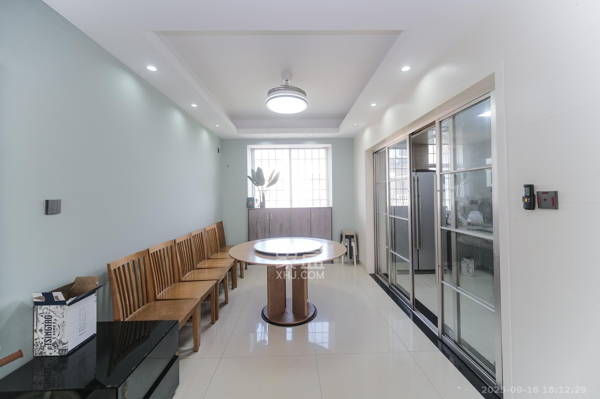 湘龙家园  4室2厅2卫    228.0万客厅