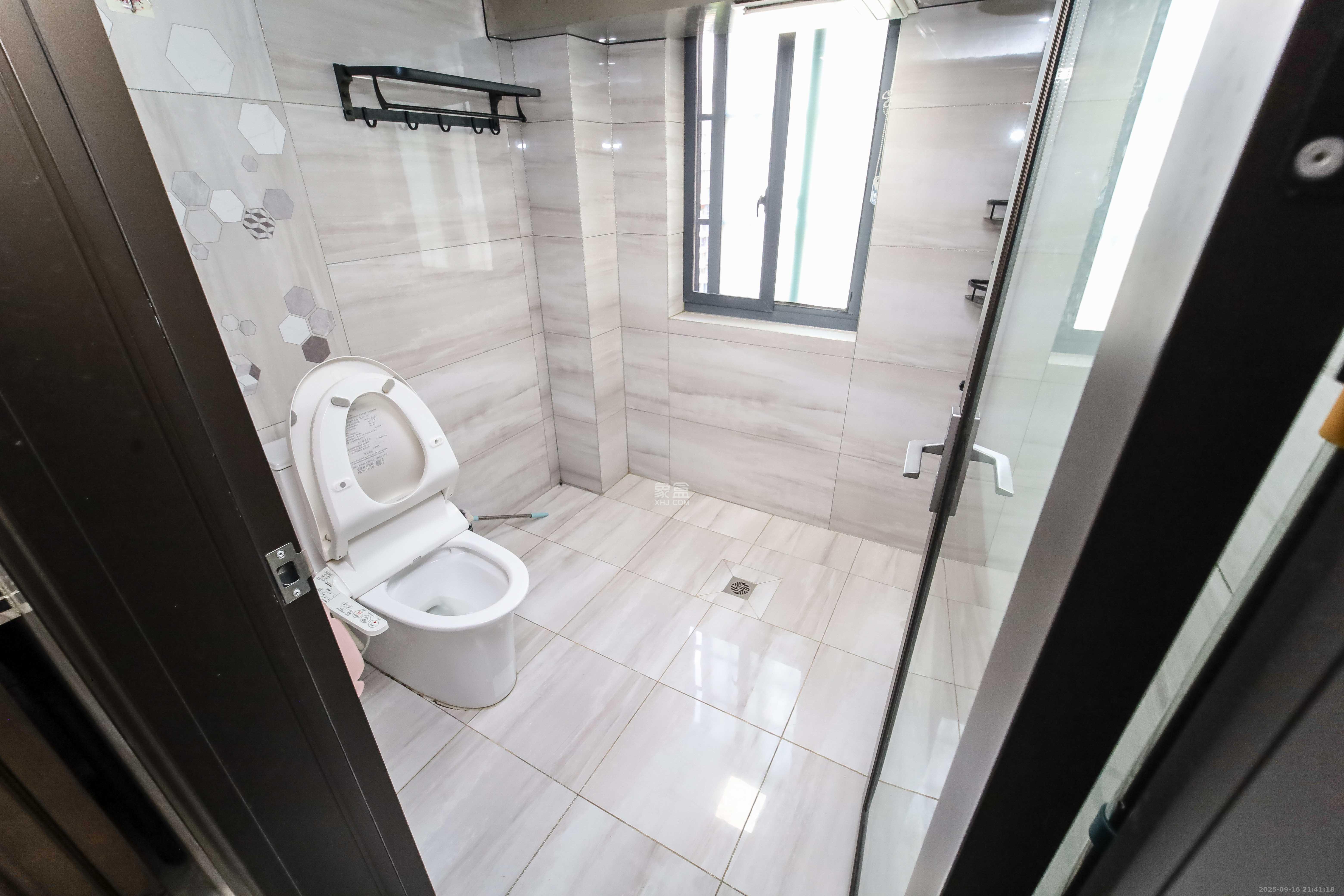 西子花苑 4室2厅2卫 180.0万 西子花苑 4室2厅2卫 180.0万卫生间