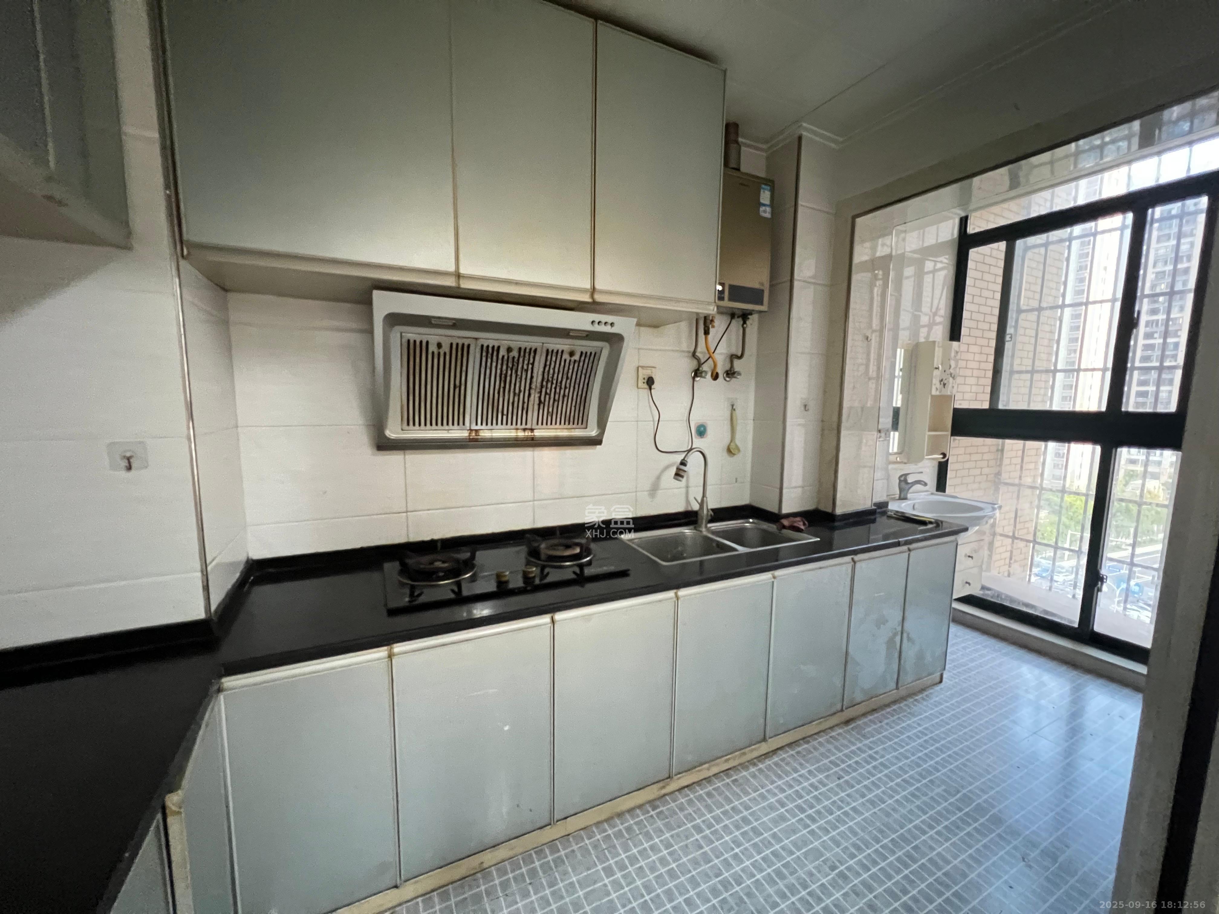 岳华嘉园 2室2厅1卫 1700.0元/月 岳华嘉园 2室2厅1卫 1700.0元/月室内图