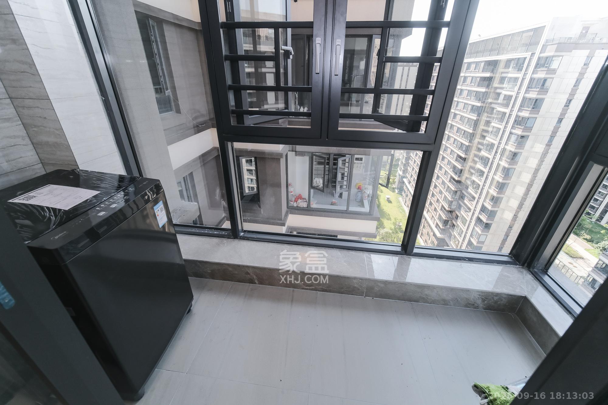 荣盛城 3室2厅2卫 89.0万 荣盛城 3室2厅2卫 89.0万阳台