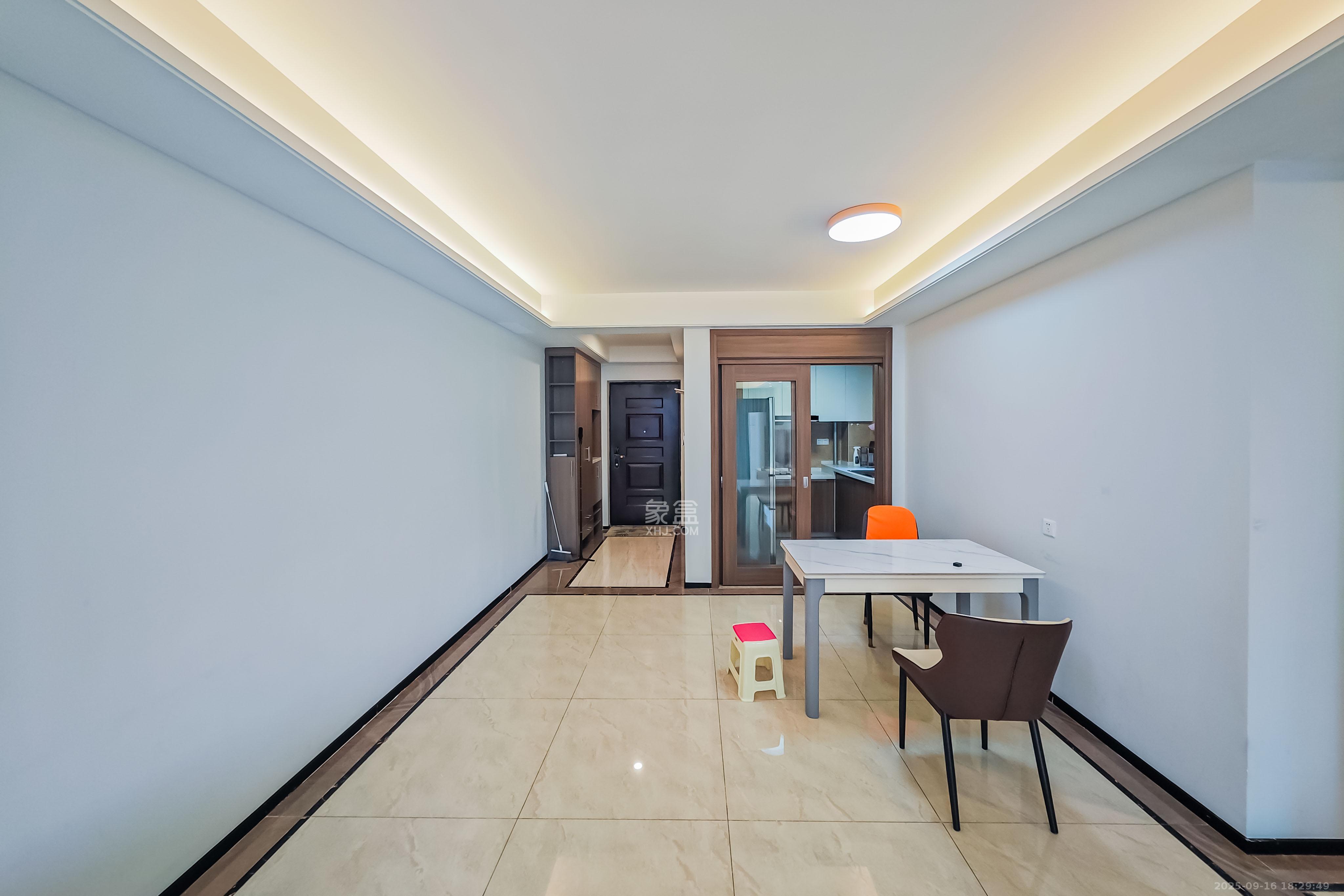 保利茉莉公馆  3室2厅2卫    150.0万客厅