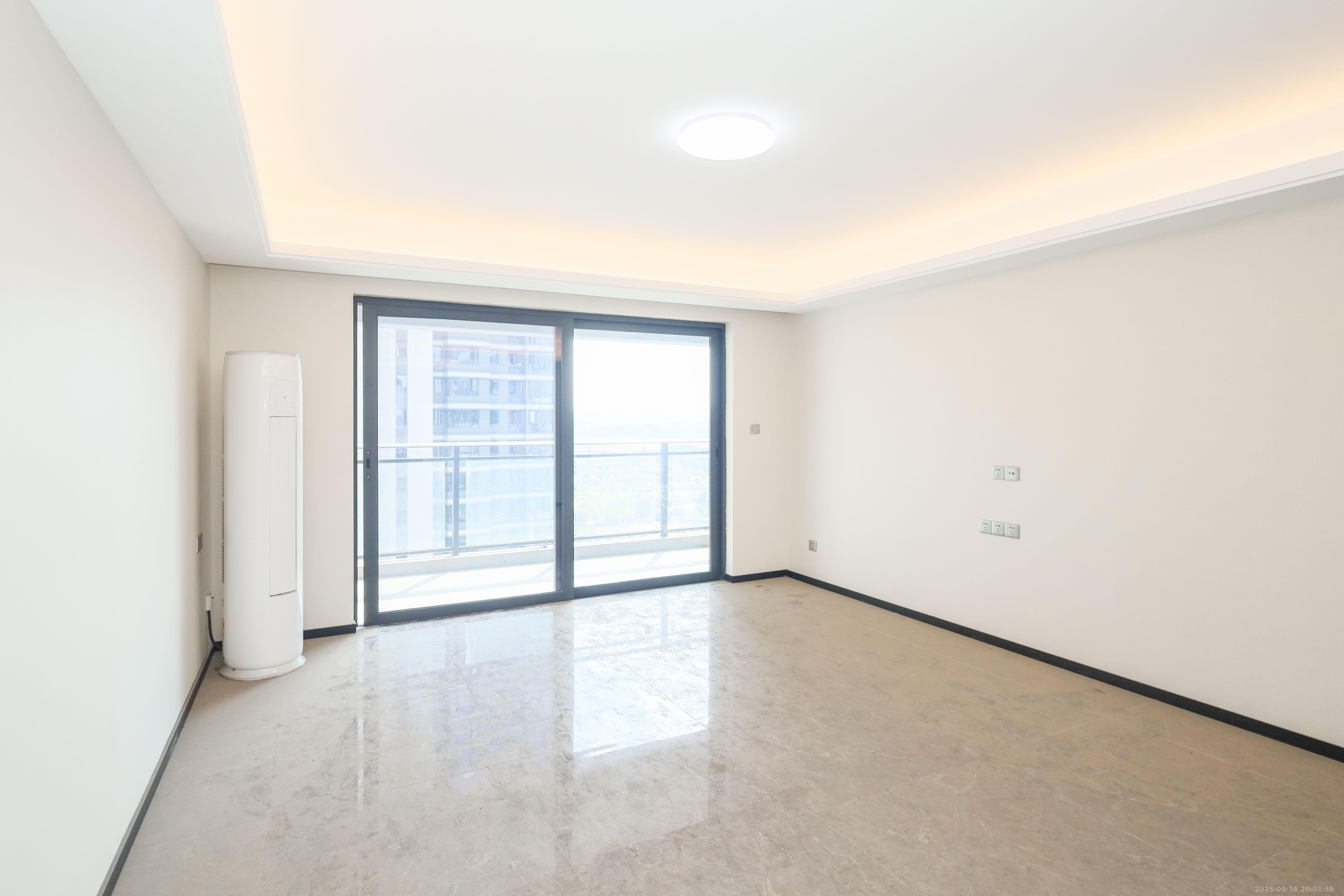 中海阅溪府  4室2厅2卫    190.0万客厅