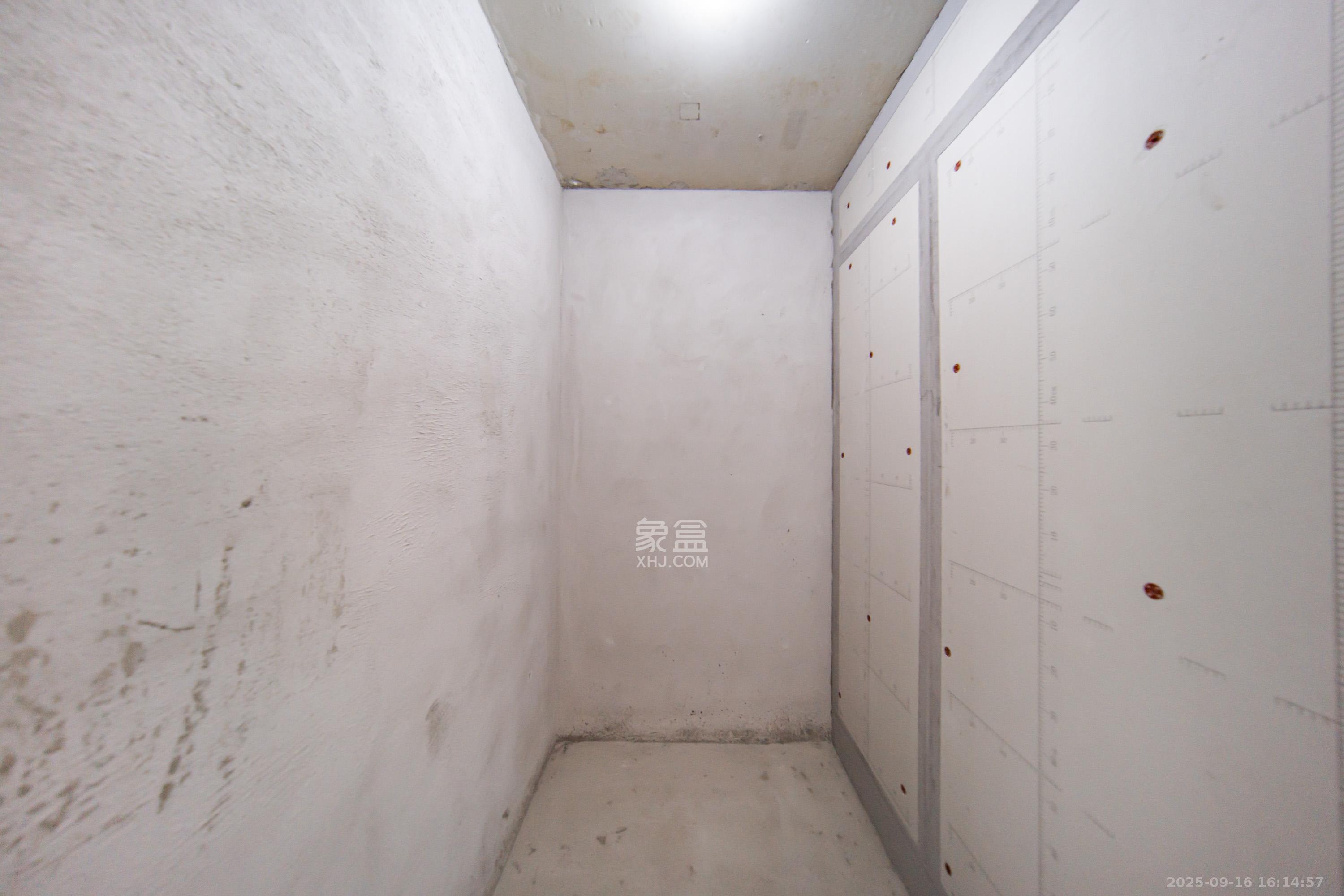中建钰山湖  4室2厅3卫    365.0万卫生间