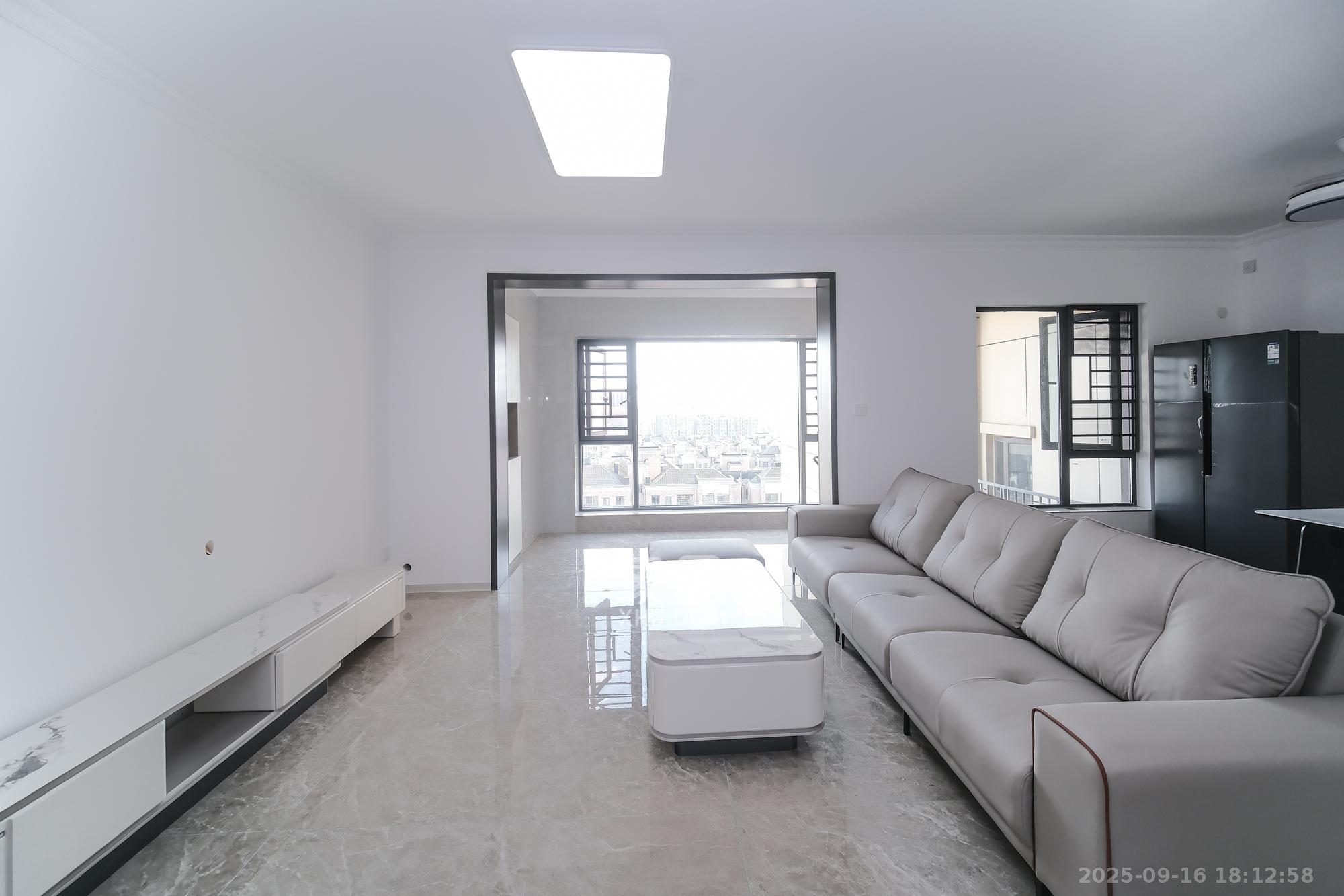 荣盛城 3室2厅2卫 89.0万 荣盛城 3室2厅2卫 89.0万客厅