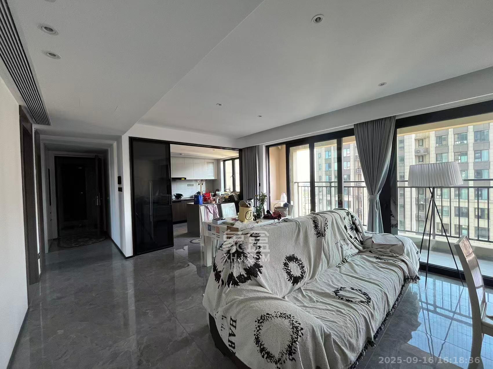 万科滨河道  4室2厅2卫    3200.0元/月室内图