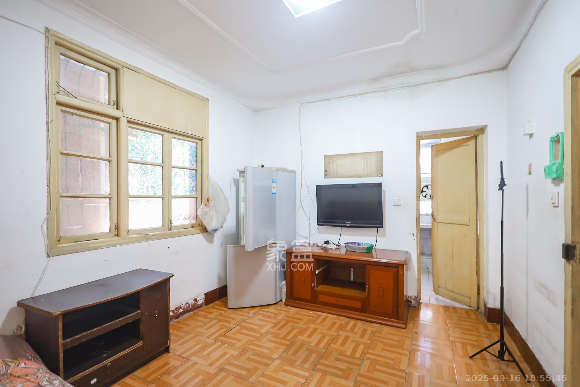 望月湖小区六片(湖中社区六片小区) 1室1厅1卫 42.8万 望月湖小区六片(湖中社区六片小区) 1室1厅1卫 42.8万客厅