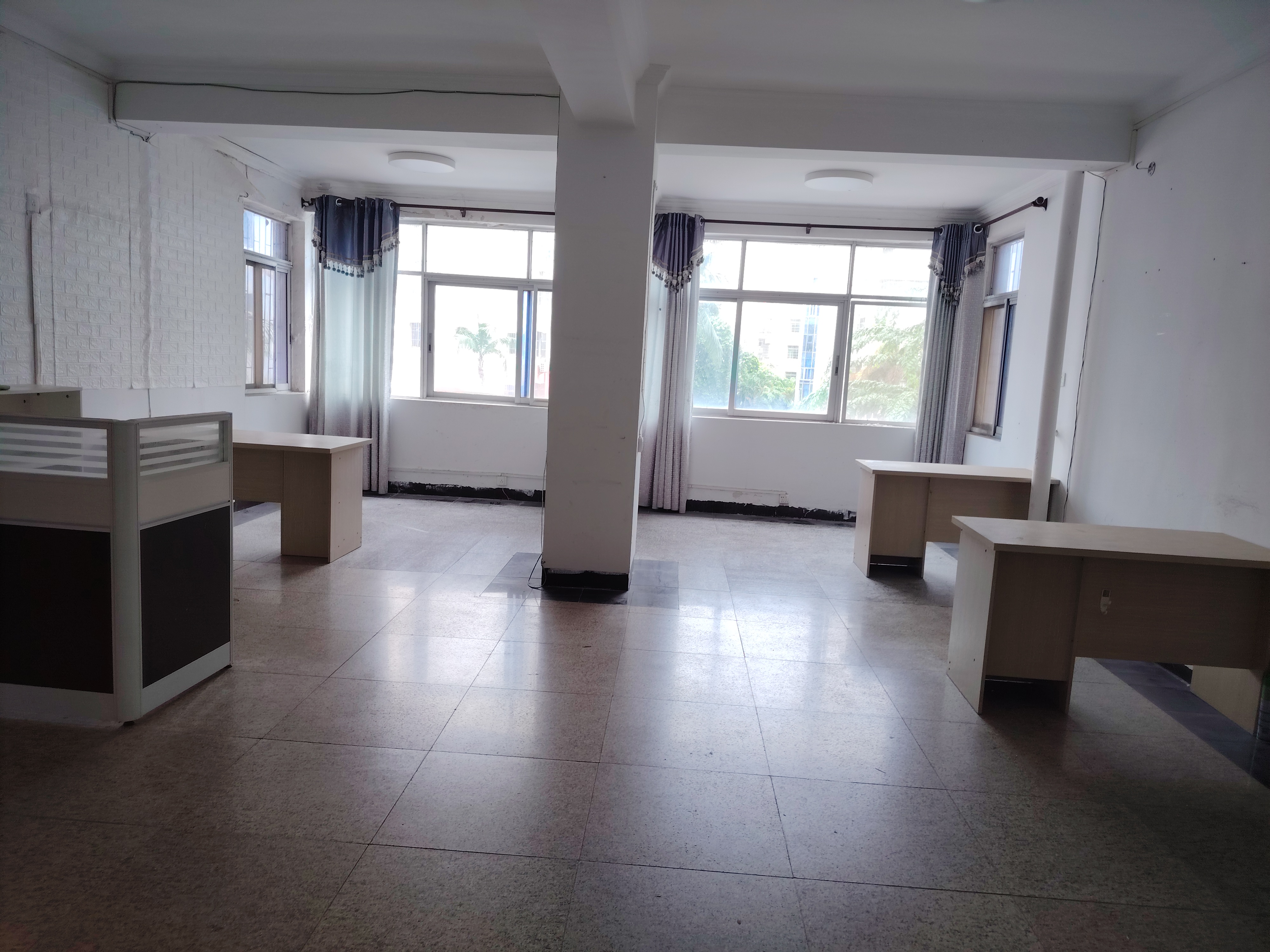 顺发新村 3室2厅1卫 2600.0元/月 顺发新村 3室2厅1卫 2600.0元/月室内图