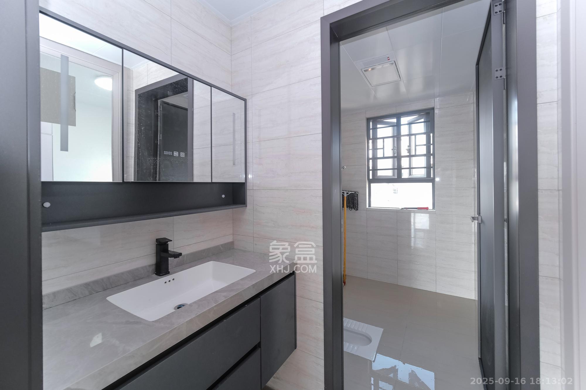 荣盛城  3室2厅2卫    89.0万卫生间