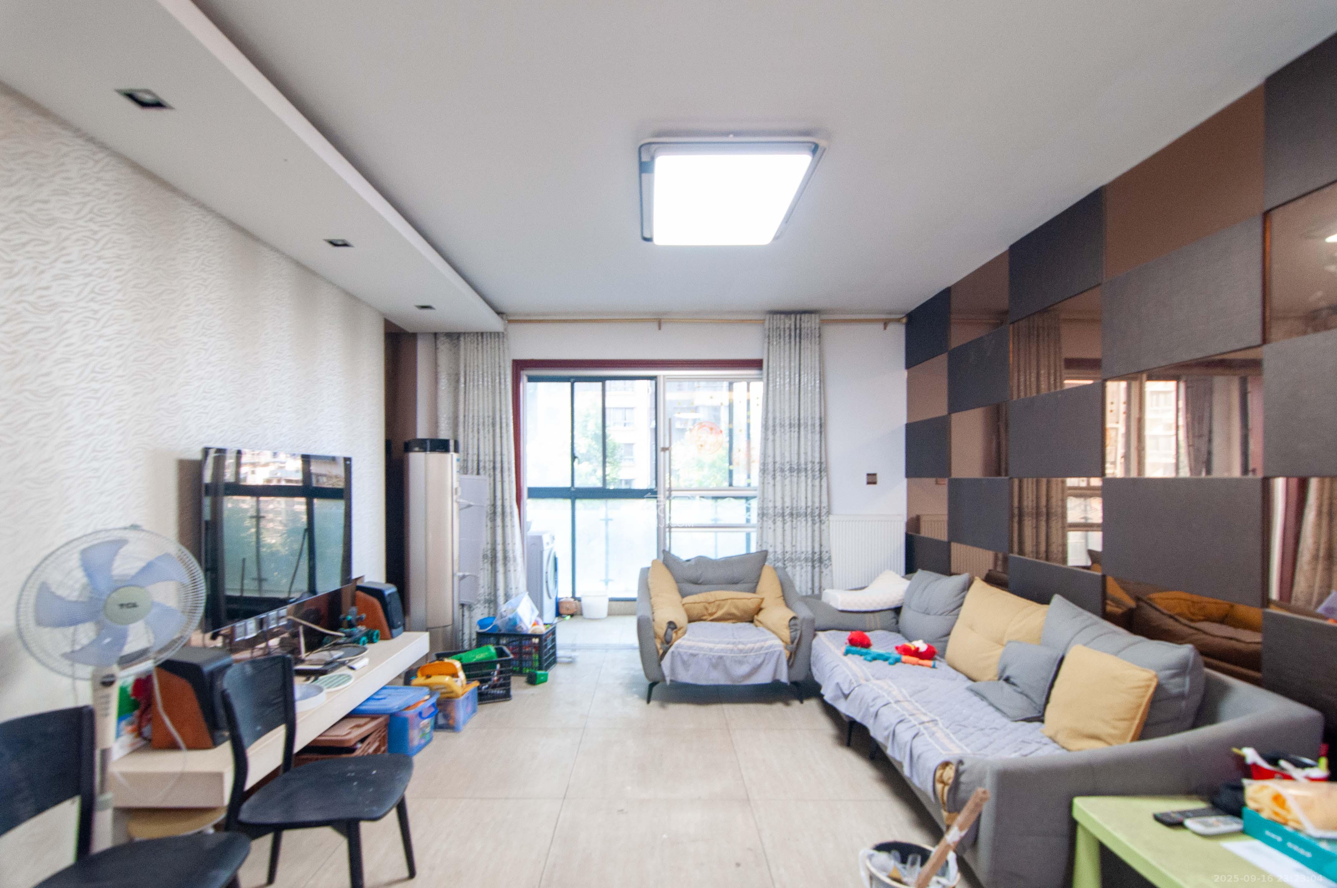 高鑫麓城 3室2厅2卫 139.0万 高鑫麓城 3室2厅2卫 139.0万客厅