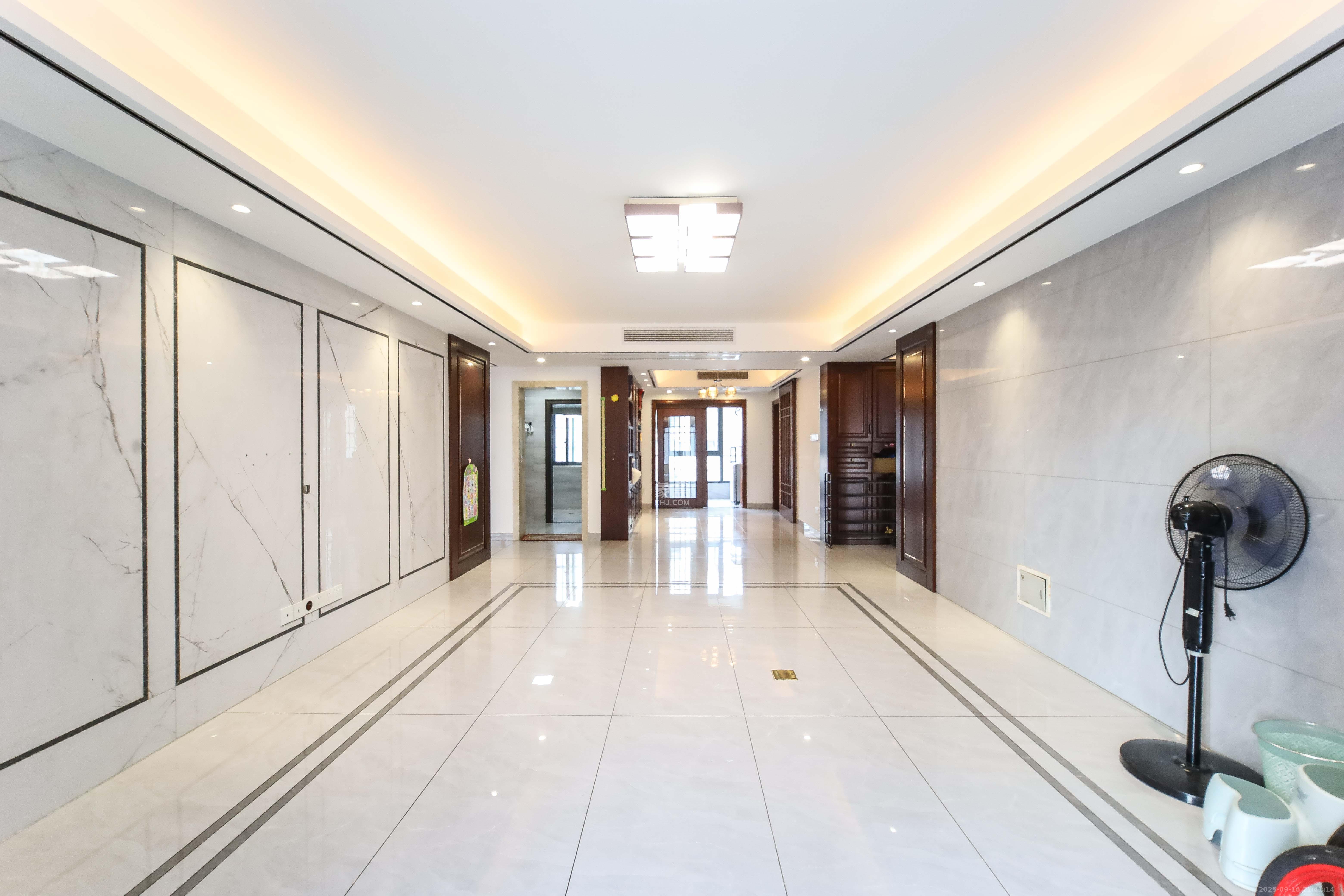 西子花苑 4室2厅2卫 180.0万 西子花苑 4室2厅2卫 180.0万客厅