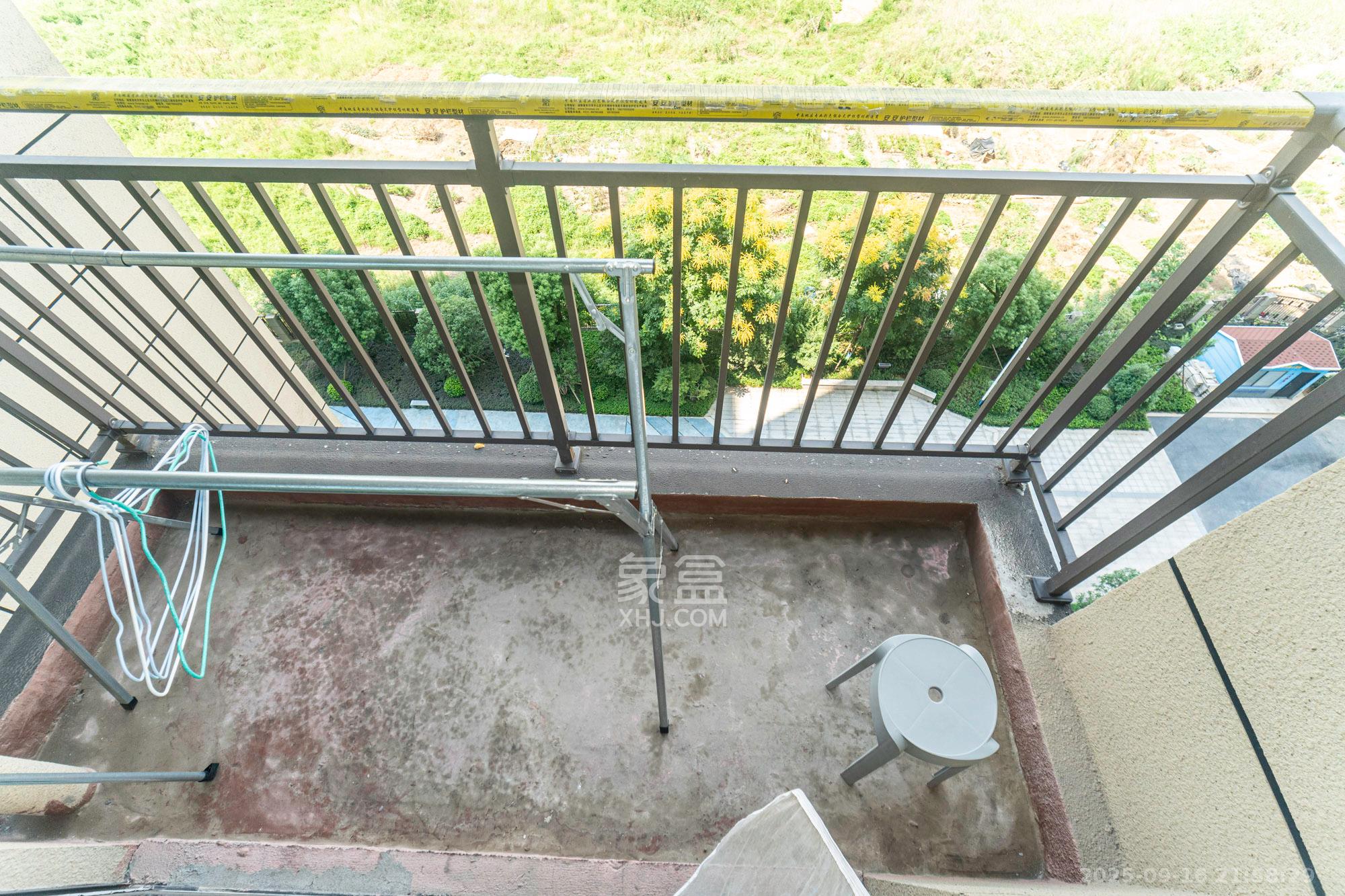 湘域芯城二期  3室2厅2卫    94.8万阳台