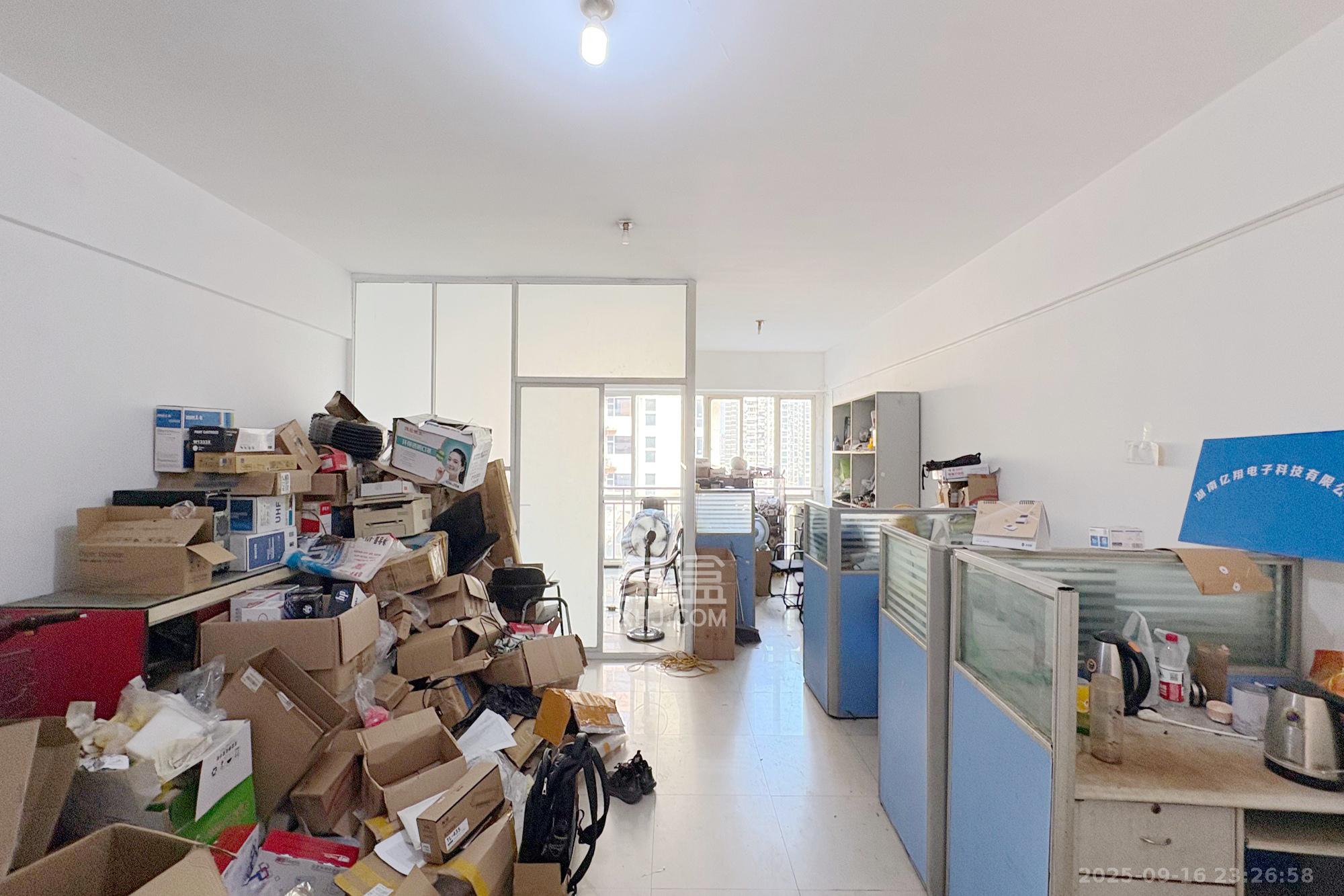 朝阳银座  1室1厅1卫   70.00万客厅