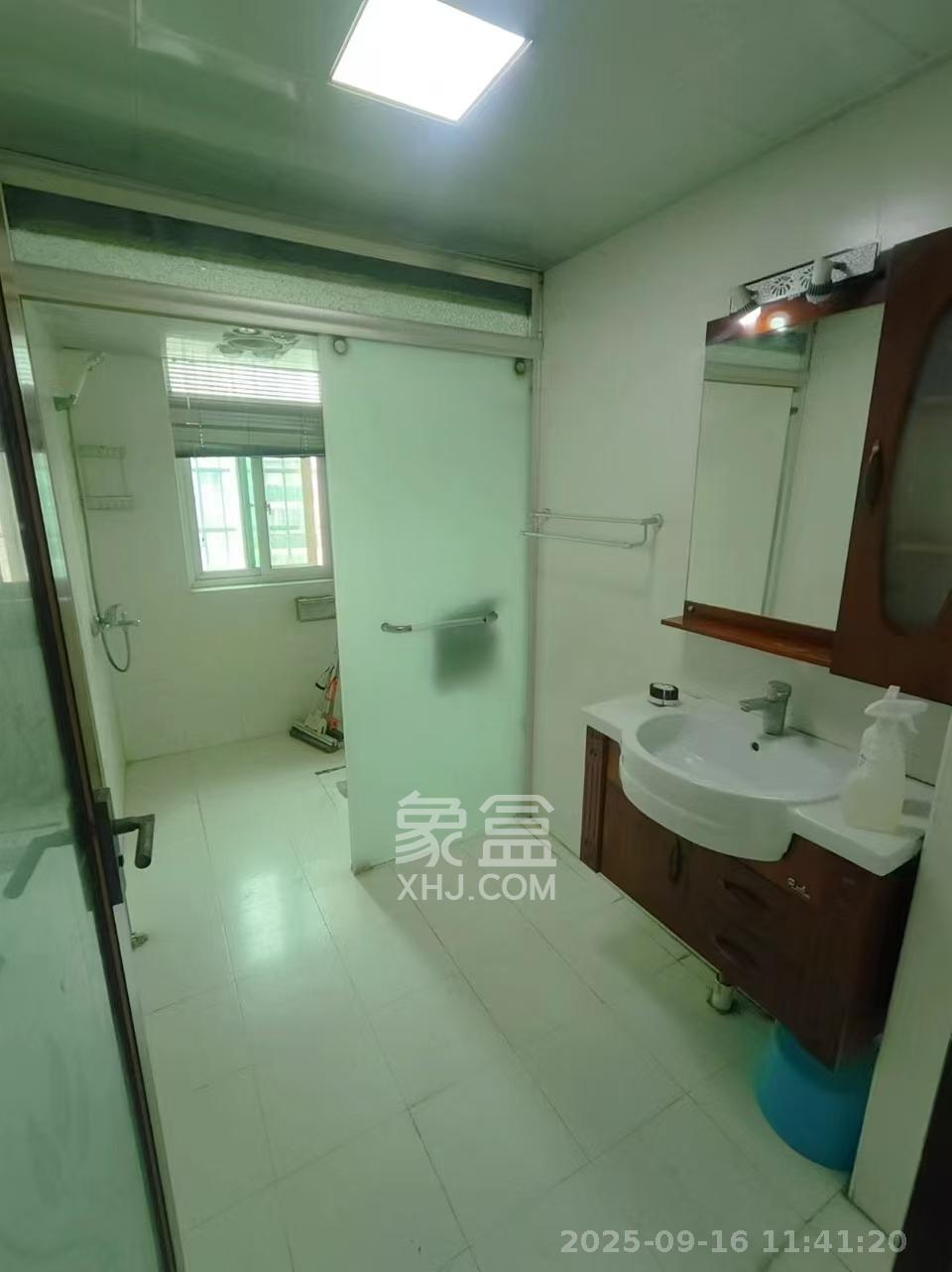 麓谷加州阳光  3室2厅2卫    2600.0元/月室内图