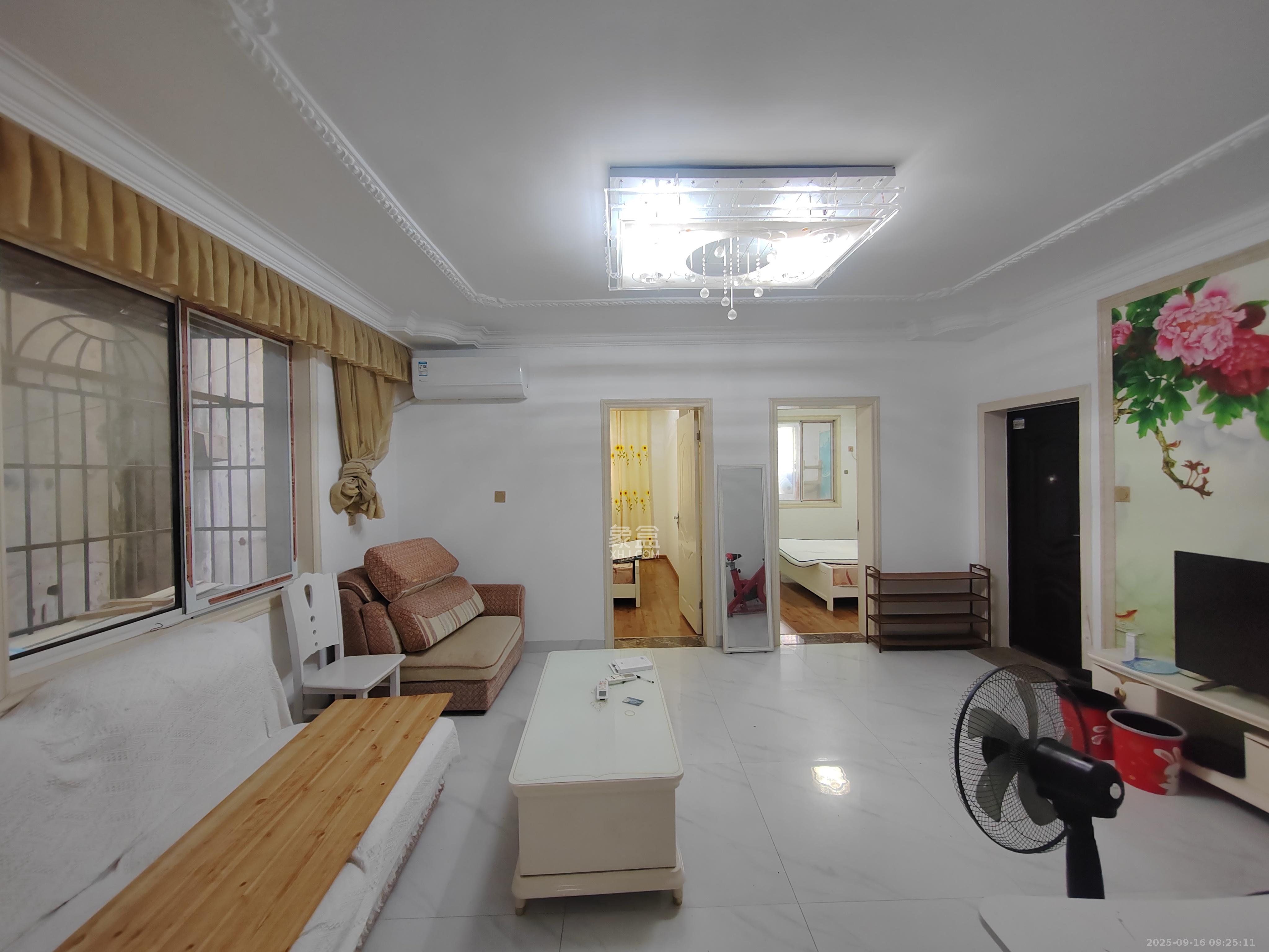 华顺大厦(芙蓉中路) 3室2厅1卫 2300.0元/月 华顺大厦(芙蓉中路) 3室2厅1卫 2300.0元/月室内图