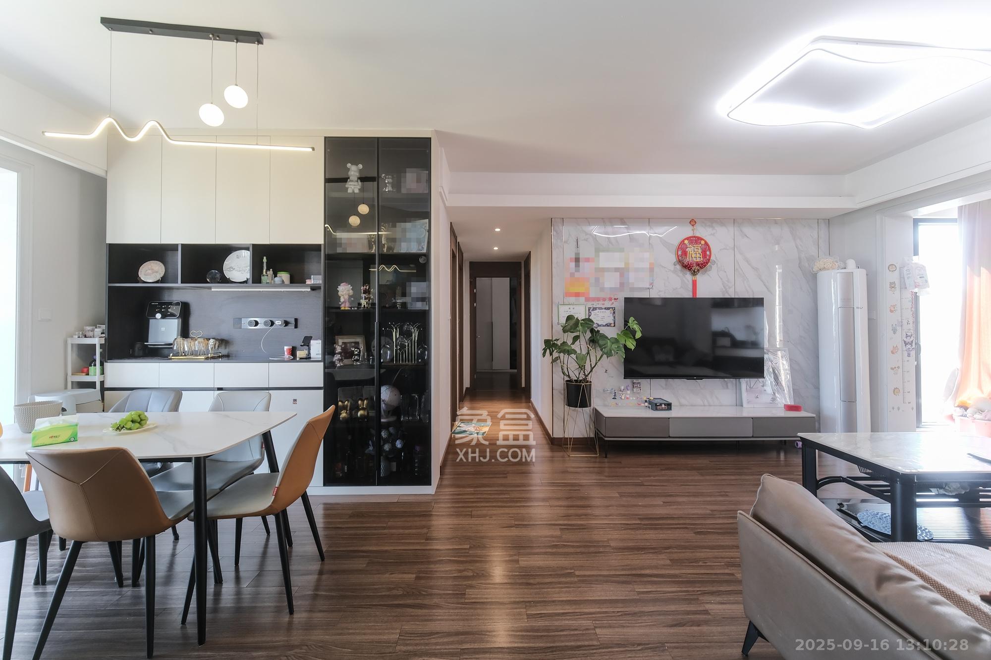 保利香槟国际 4室2厅2卫 103.0万 保利香槟国际 4室2厅2卫 103.0万客厅